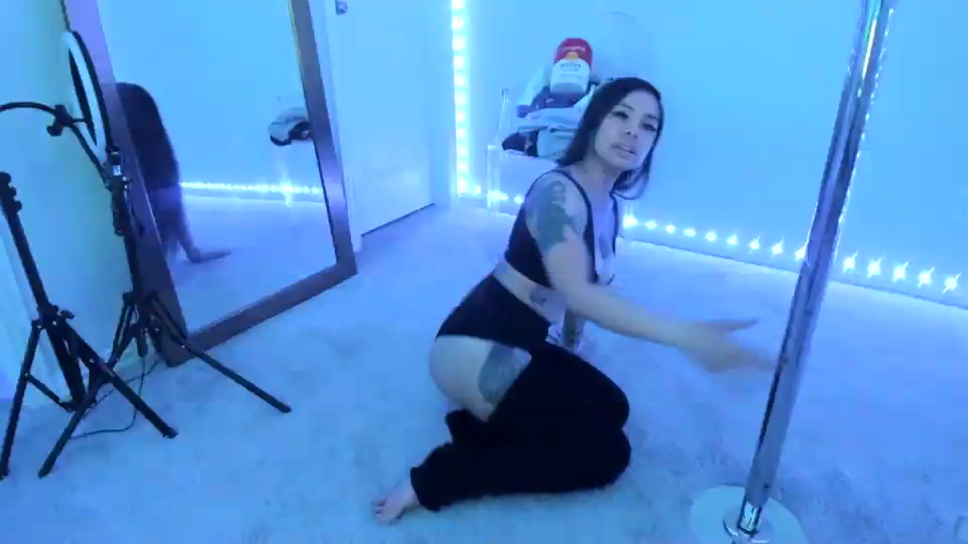 Gallery image thumbnail from dolllface's myfreecams stream on, 07/23/2026, 08:50 image 10 of 20