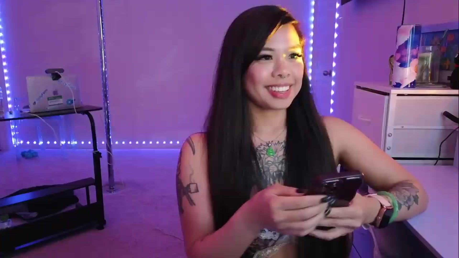 Gallery image thumbnail from dolllface's myfreecams stream on, 08/04/2026, 04:50 image 2 of 20