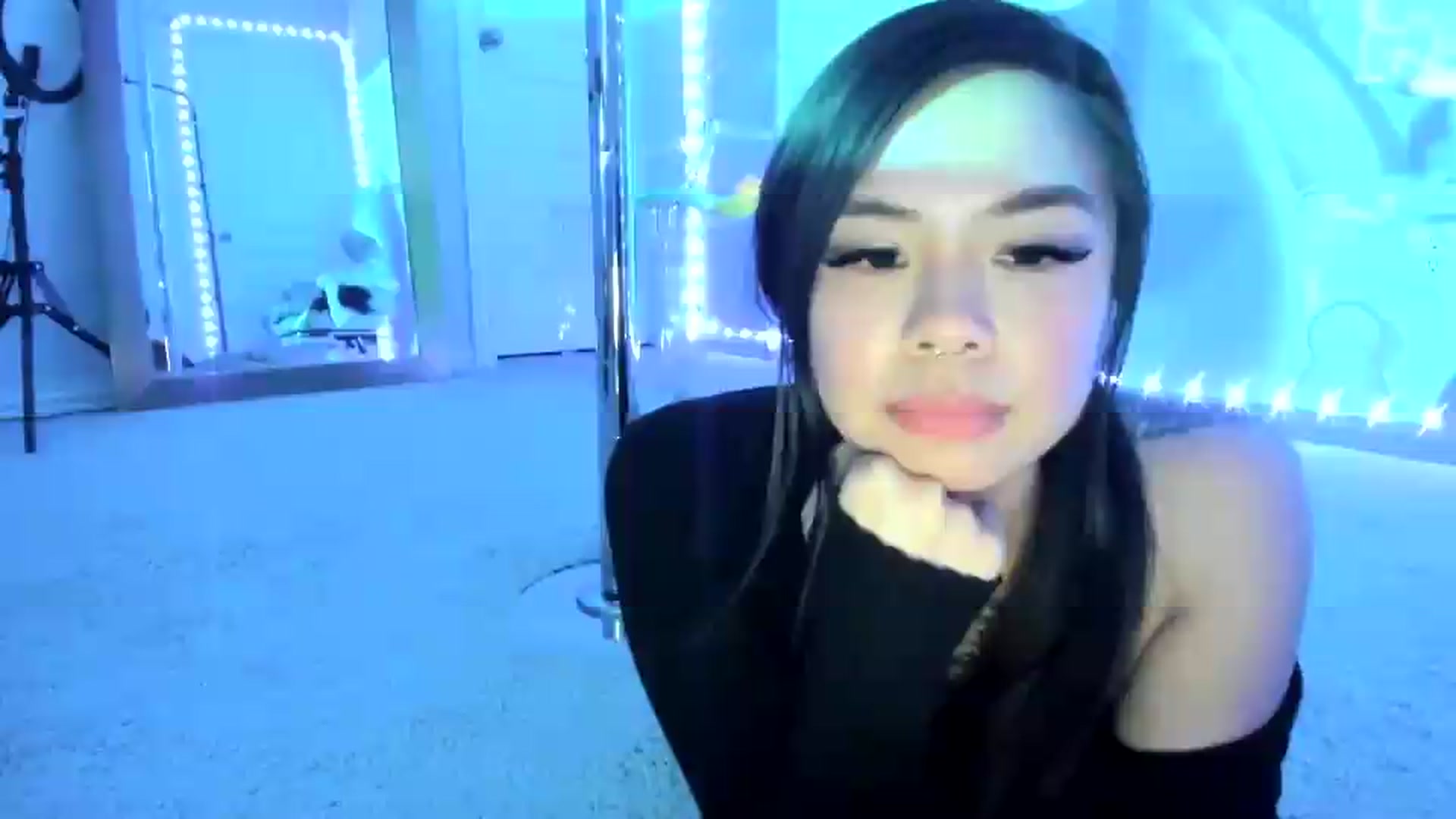 Gallery image thumbnail from dolllface's myfreecams stream on, 08/16/2026, 10:00 image 19 of 20