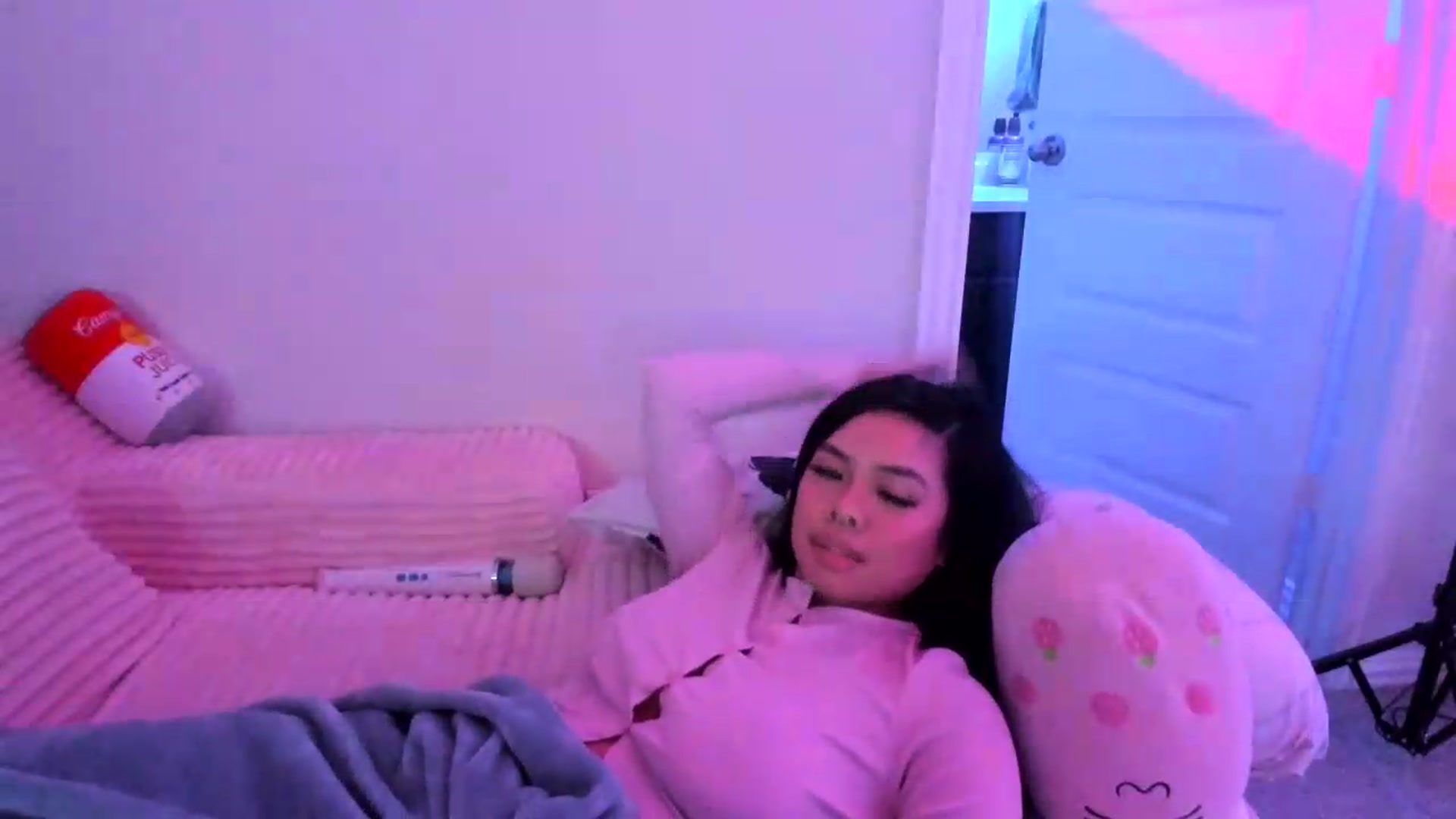 Gallery image thumbnail from dolllface's myfreecams stream on, 08/17/2026, 07:43 image 15 of 20