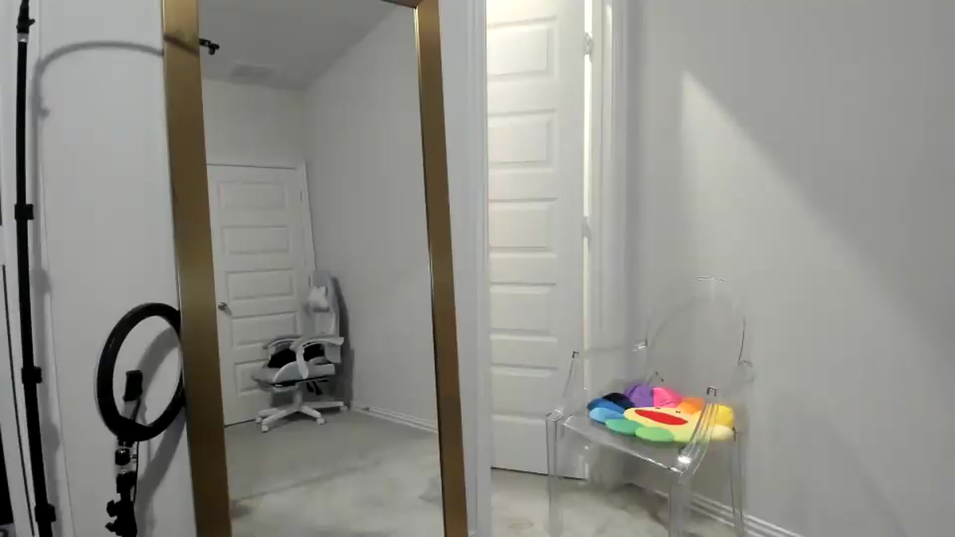 Gallery image thumbnail from dolllface's myfreecams stream on, 08/19/2026, 04:08 image 1 of 20