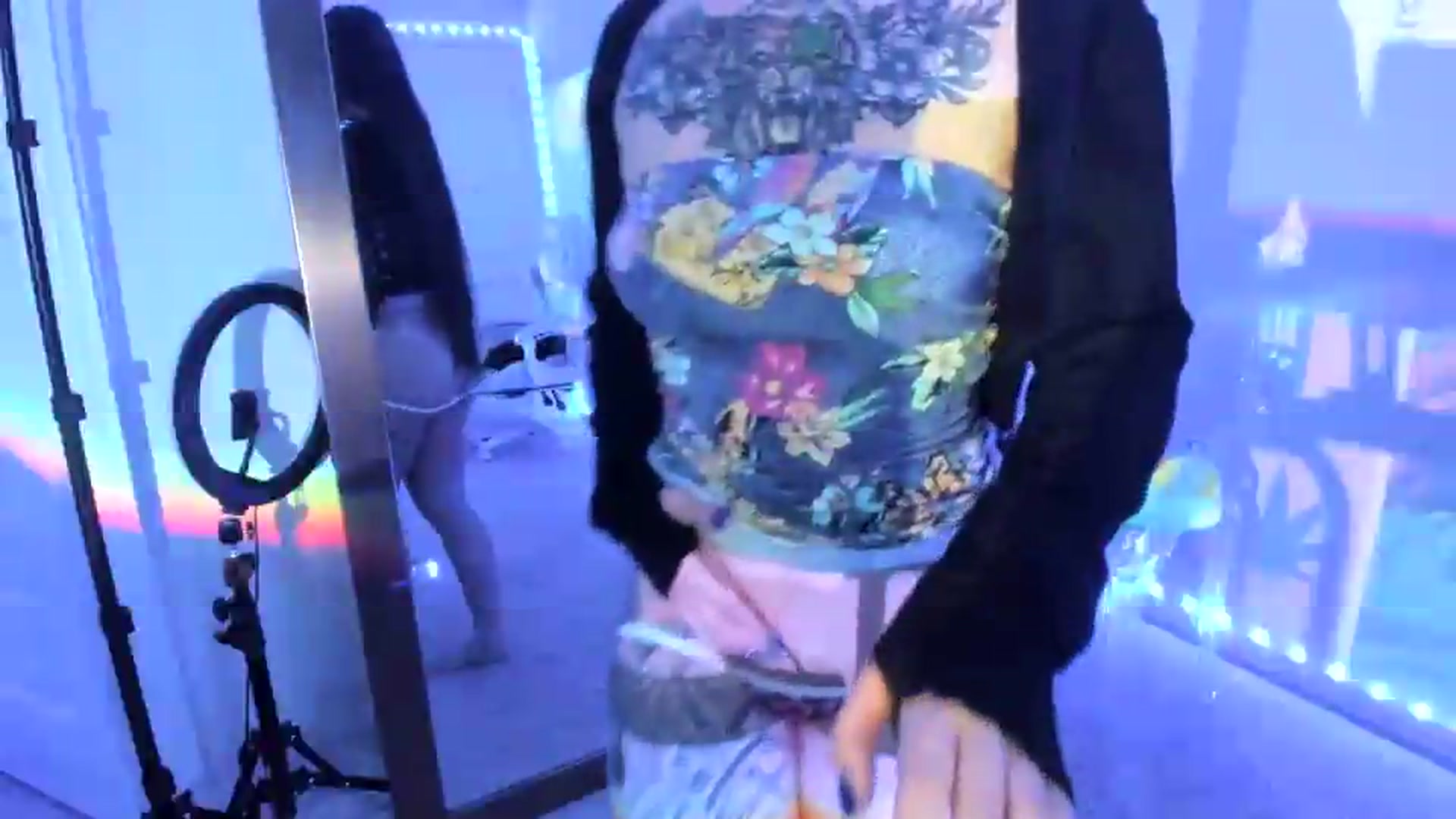 Gallery image thumbnail from dolllface's myfreecams stream on, 08/19/2026, 04:08 image 7 of 20