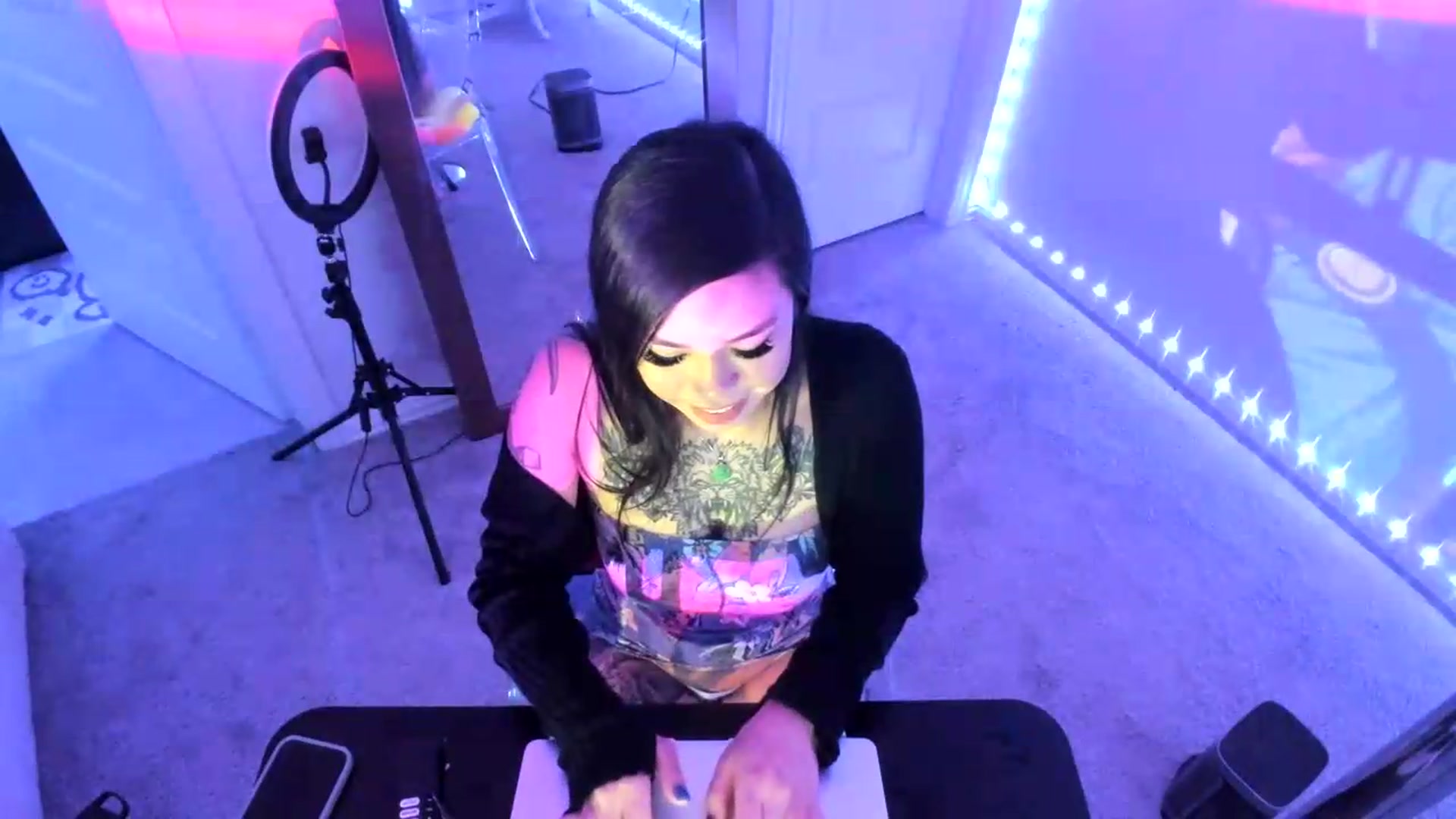 Gallery image thumbnail from dolllface's myfreecams stream on, 08/19/2026, 07:11 image 17 of 20