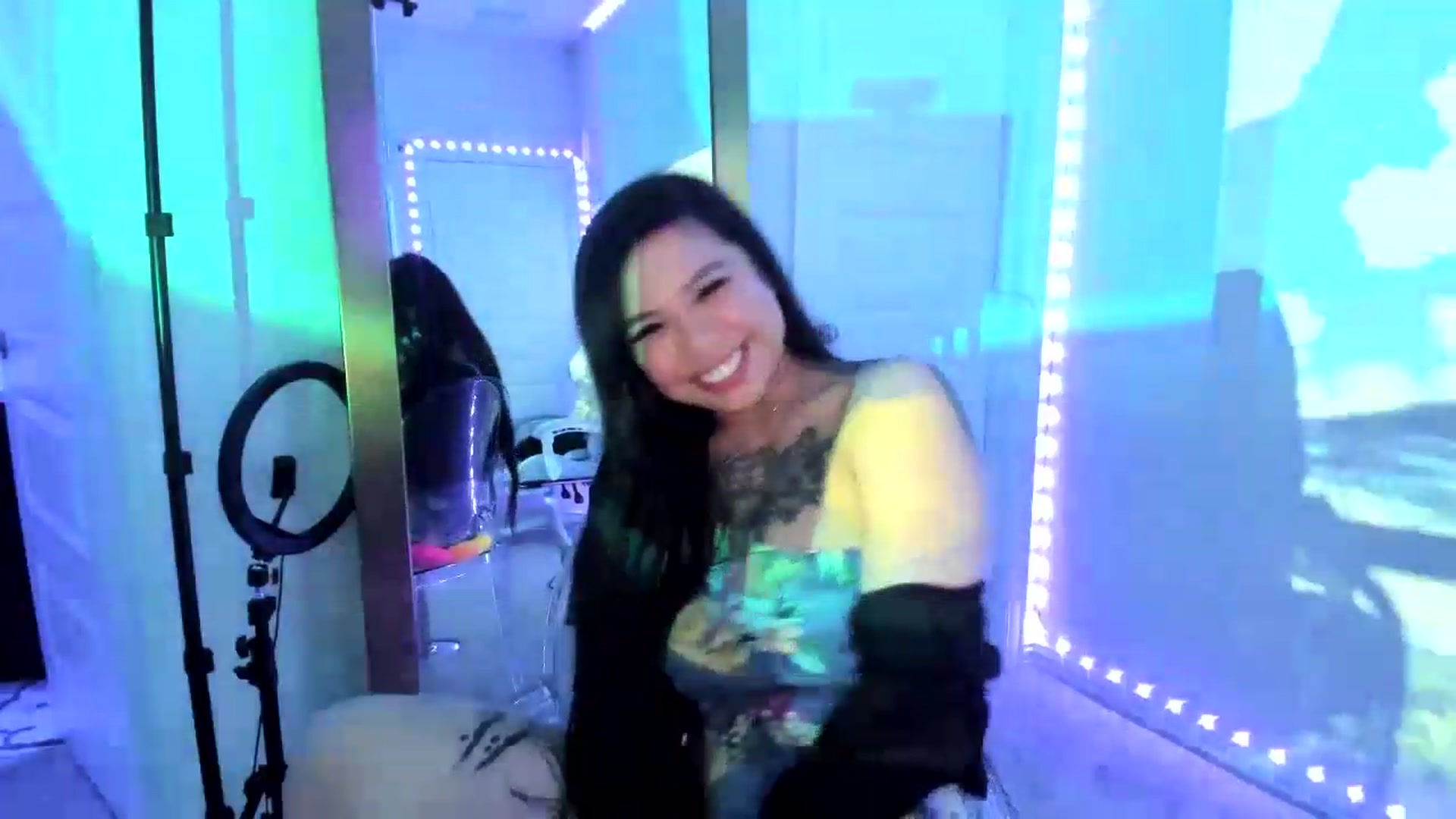 Gallery image thumbnail from dolllface's myfreecams stream on, 08/19/2026, 09:04 image 2 of 20
