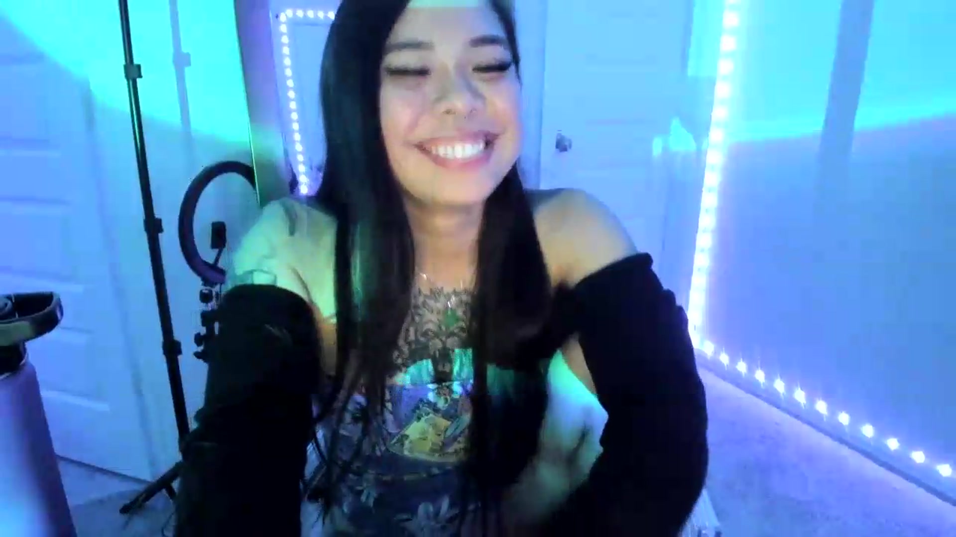 Gallery image thumbnail from dolllface's myfreecams stream on, 08/19/2026, 13:02 image 4 of 20