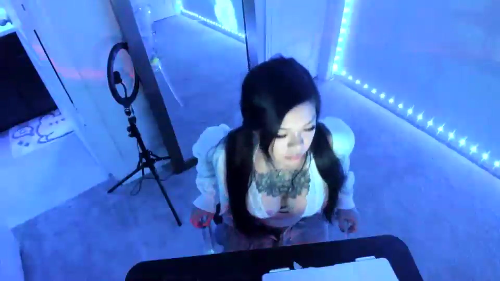 Gallery image thumbnail from dolllface's myfreecams stream on, 08/25/2026, 02:59 image 17 of 20