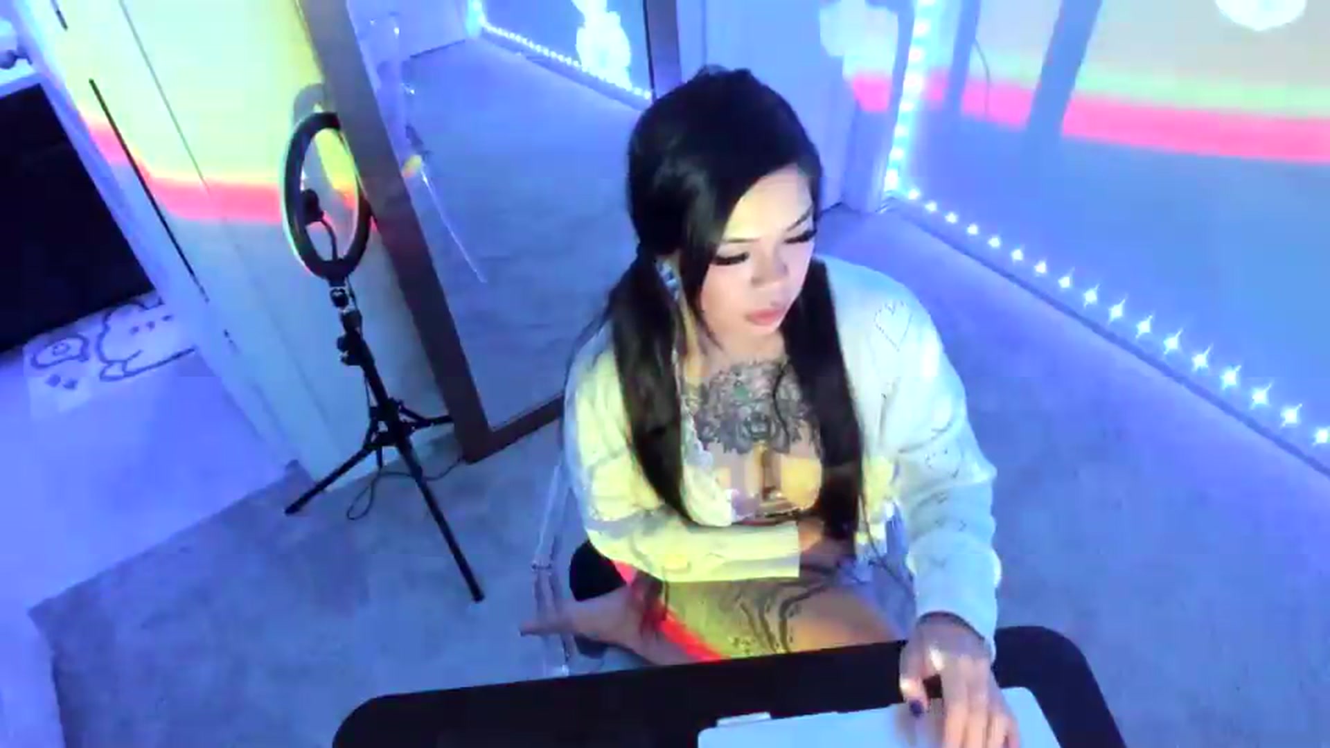 Gallery image thumbnail from dolllface's myfreecams stream on, 08/25/2026, 02:59 image 15 of 20