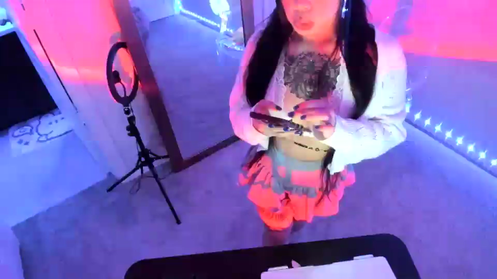 Gallery image thumbnail from dolllface's myfreecams stream on, 08/25/2026, 02:59 image 18 of 20