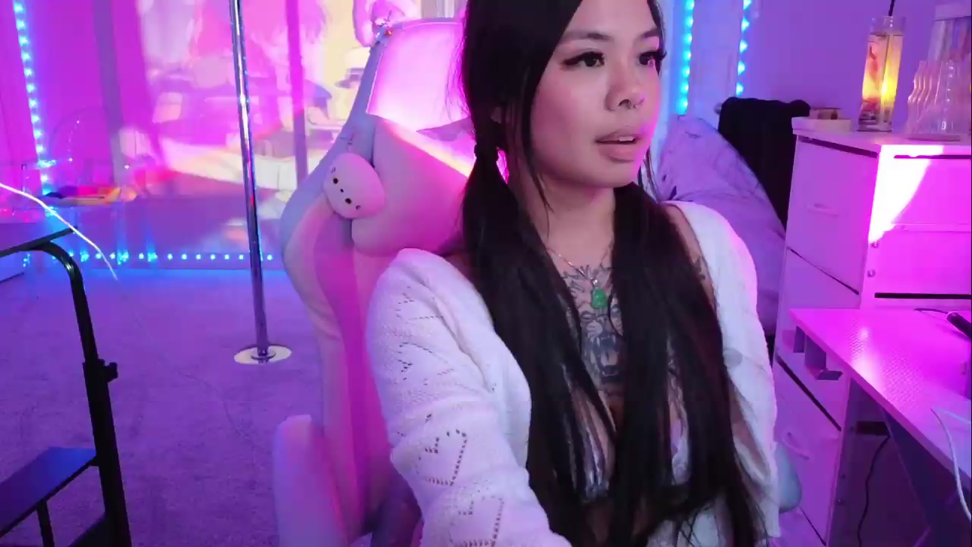 Gallery image thumbnail from dolllface's myfreecams stream on, 08/25/2026, 12:18 image 20 of 20