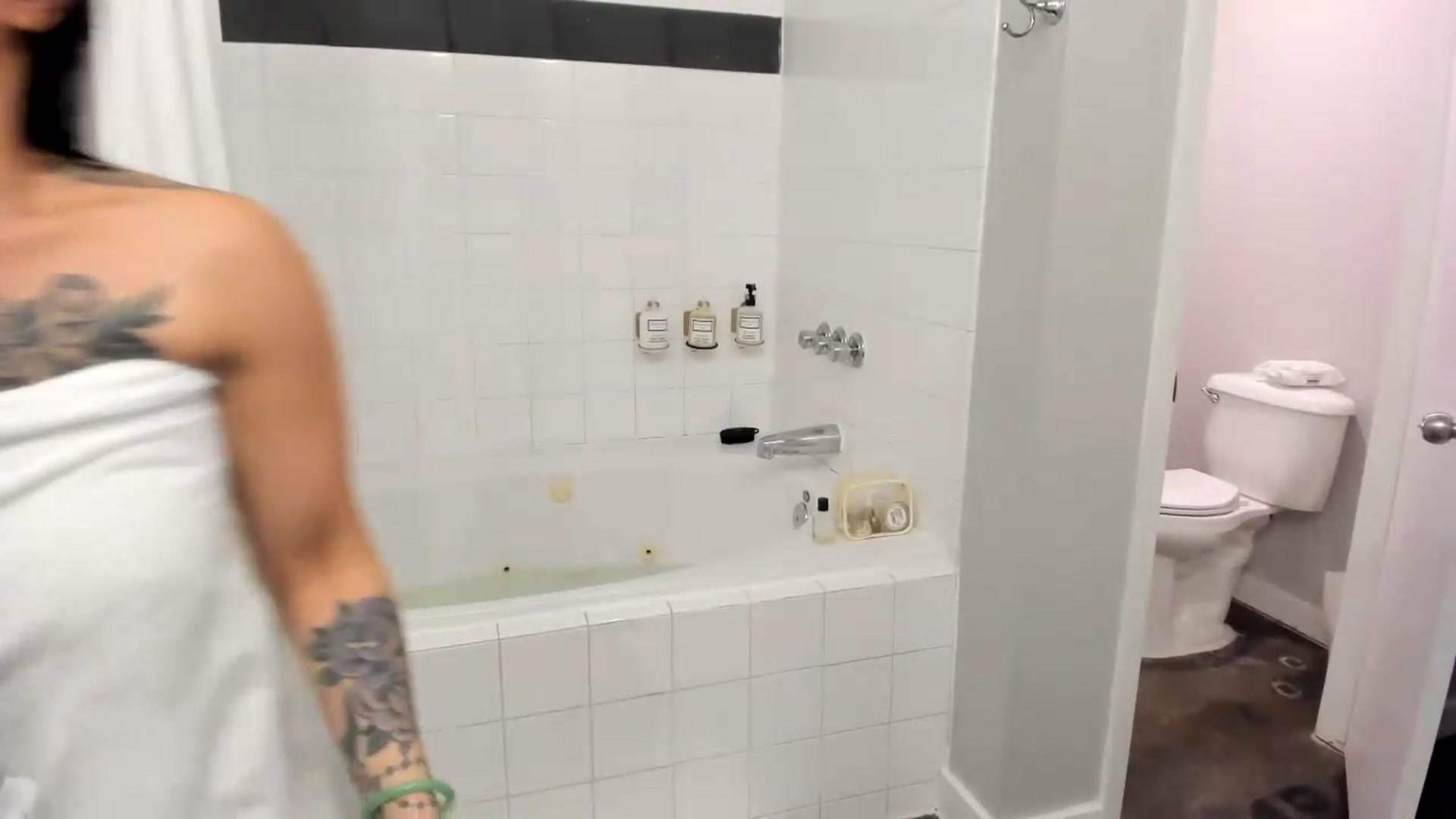 Gallery image thumbnail from dolllface's myfreecams stream on, 08/29/2026, 18:25 image 5 of 20