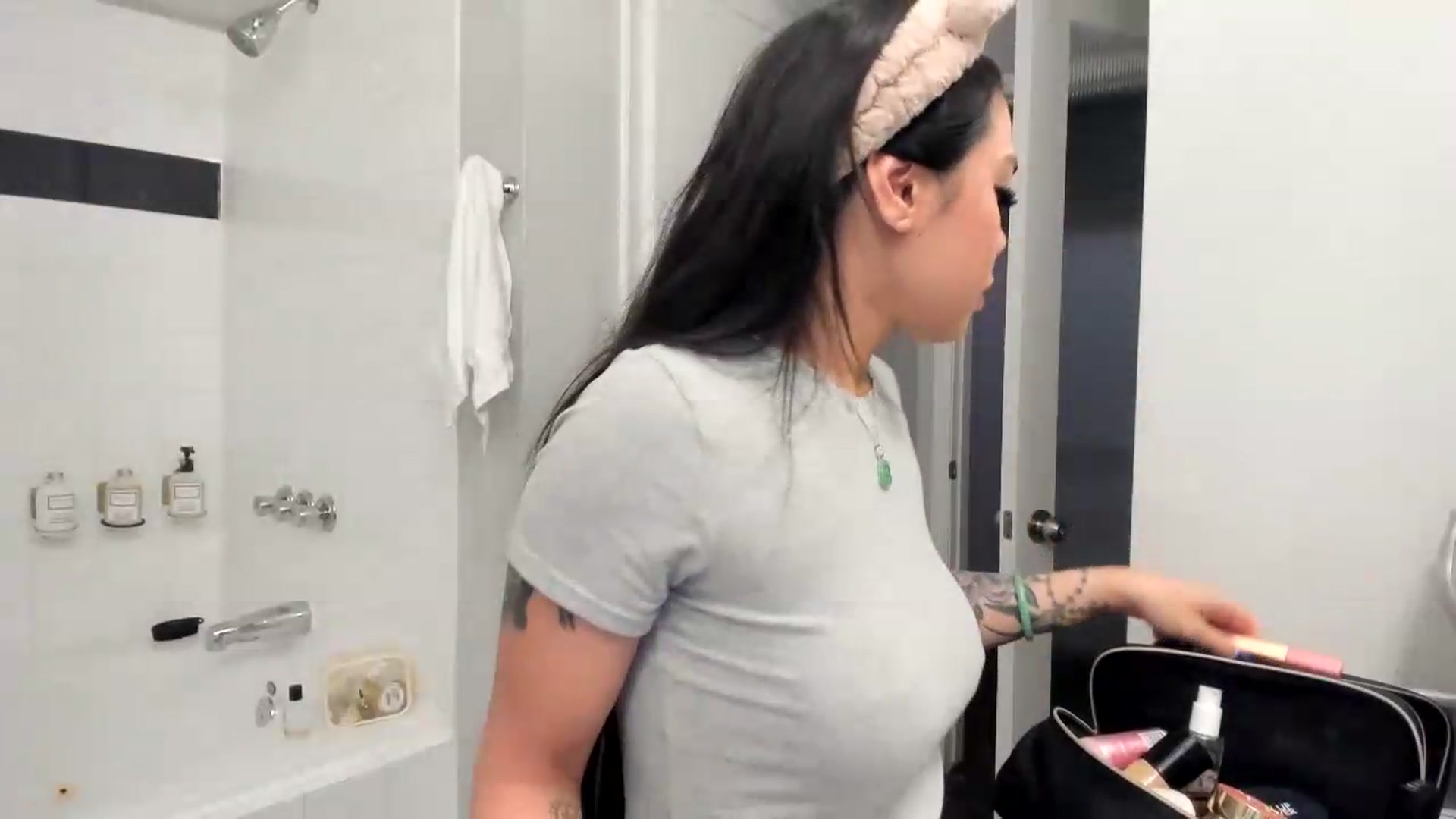 Gallery image thumbnail from dolllface's myfreecams stream on, 08/30/2026, 05:18 image 4 of 20