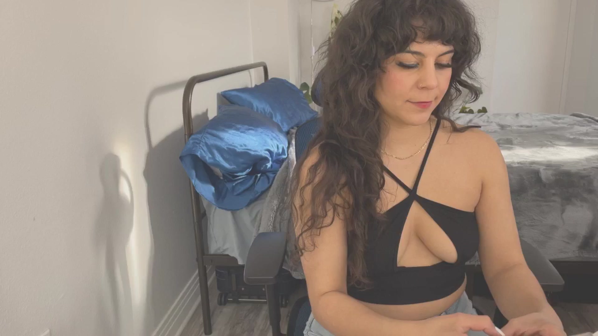 Gallery image thumbnail from e_laine's myfreecams stream on, 04/01/2025, 23:48 image 14 of 20