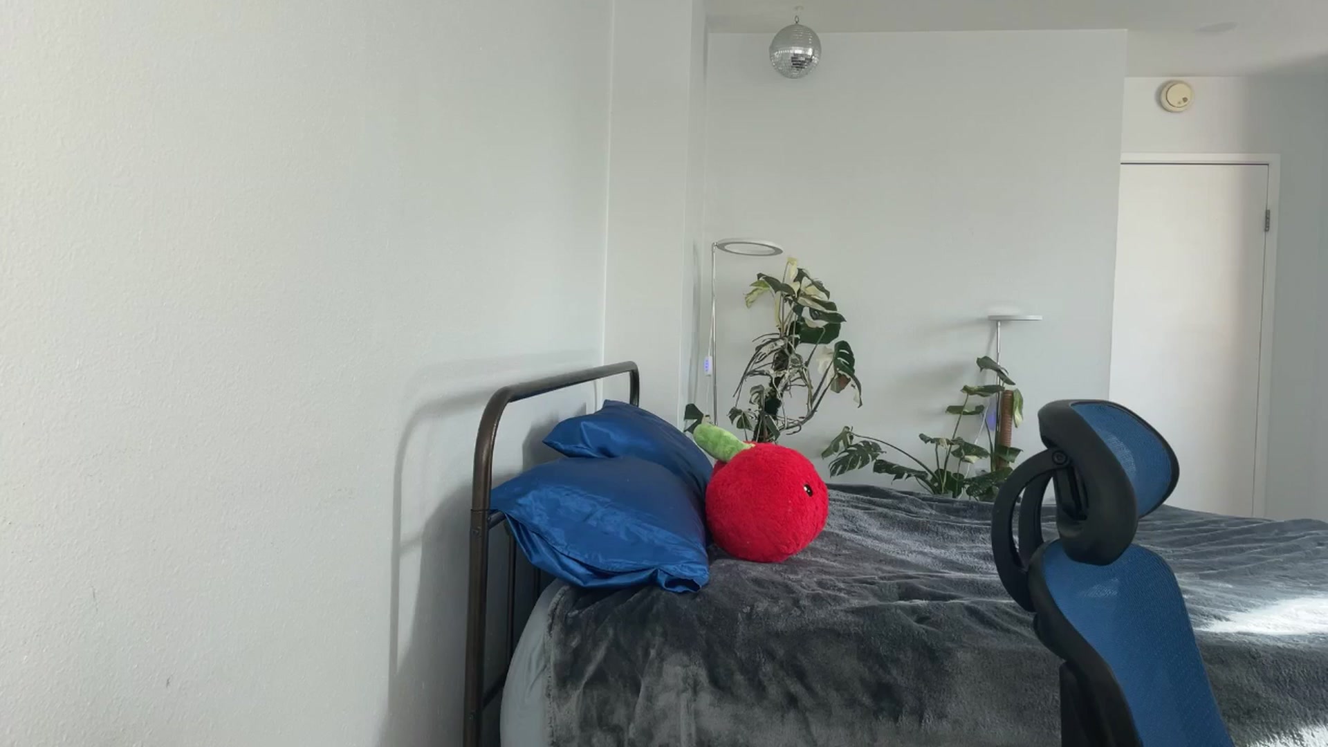 Gallery image thumbnail from e_laine's myfreecams stream on, 04/16/2025, 24:14 image 12 of 20