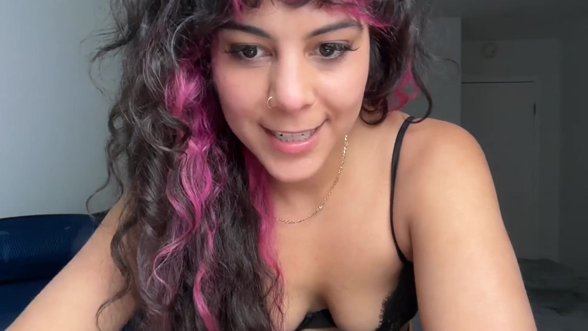 Gallery image thumbnail from e_laine's myfreecams stream on, 06/03/2025, 23:49 image 15 of 20