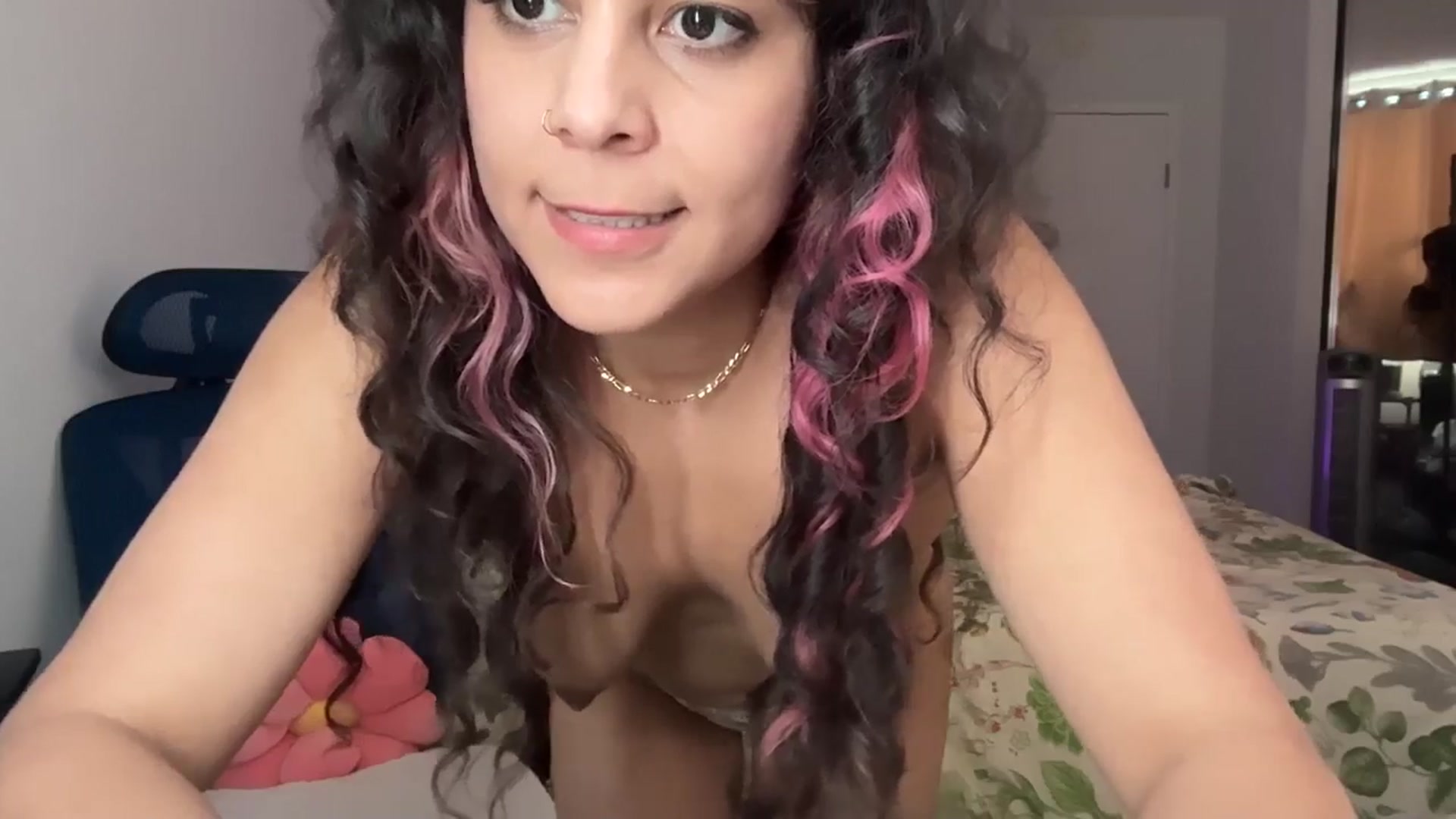Gallery image thumbnail from e_laine's myfreecams stream on, 06/18/2025, 24:06 image 17 of 20