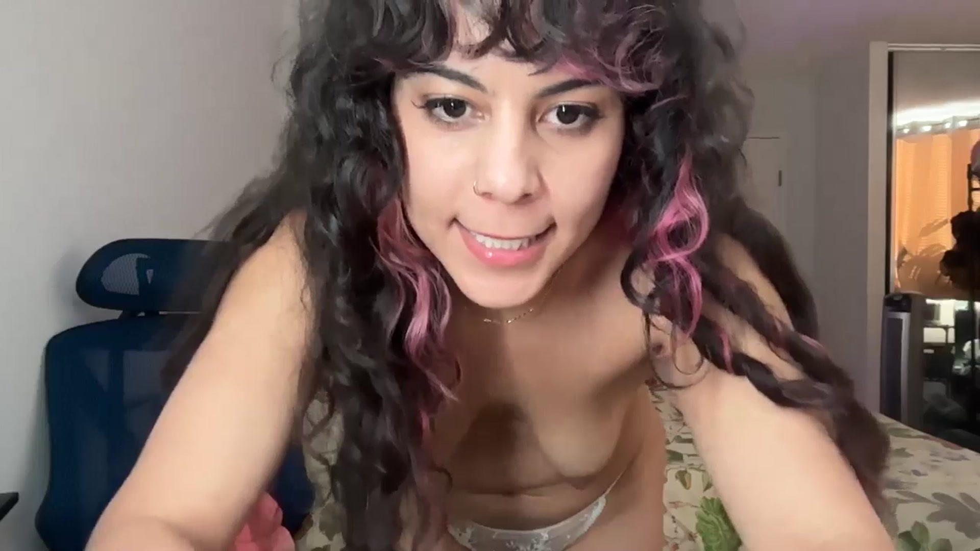 Gallery image thumbnail from e_laine's myfreecams stream on, 06/18/2025, 24:06 image 15 of 20