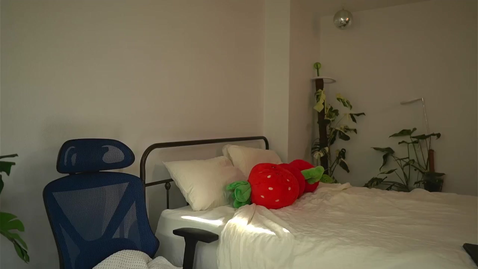 Gallery image thumbnail from e_laine's myfreecams stream on, 08/22/2025, 24:03 image 12 of 20