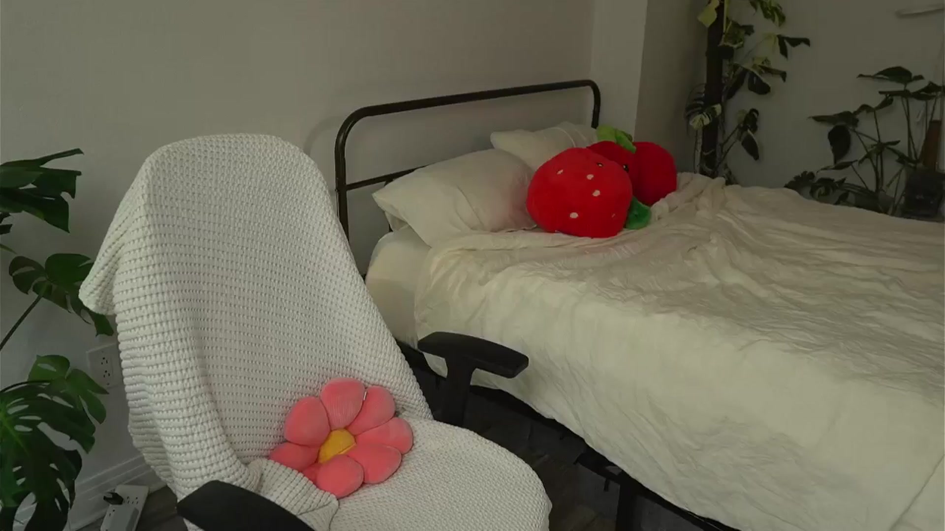 Gallery image thumbnail from e_laine's myfreecams stream on, 09/04/2025, 23:52 image 16 of 20
