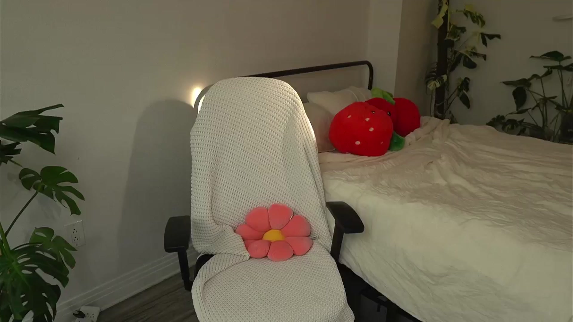 Gallery image thumbnail from e_laine's myfreecams stream on, 09/04/2025, 23:52 image 19 of 20