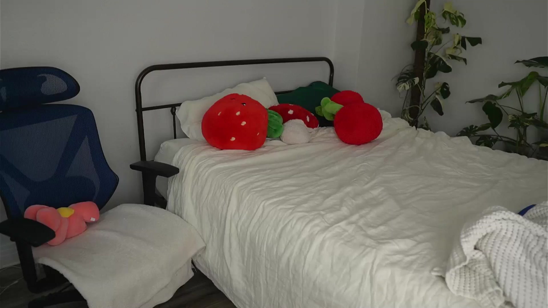 Gallery image thumbnail from e_laine's myfreecams stream on, 10/02/2025, 24:09 image 14 of 20
