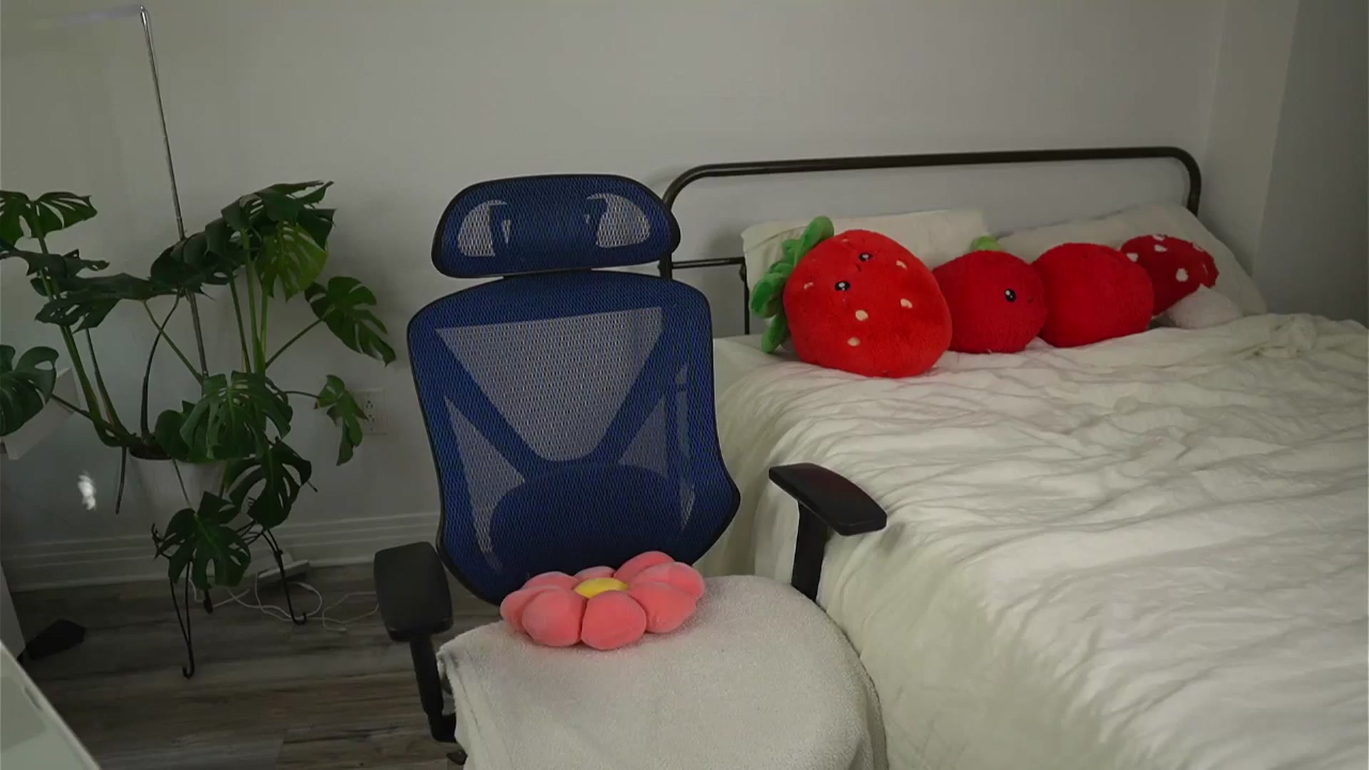 Gallery image thumbnail from e_laine's myfreecams stream on, 10/05/2025, 24:06 image 9 of 20