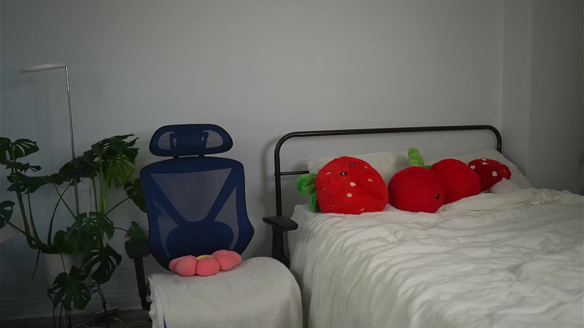 Gallery image thumbnail from e_laine's myfreecams stream on, 10/05/2025, 24:06 image 12 of 20