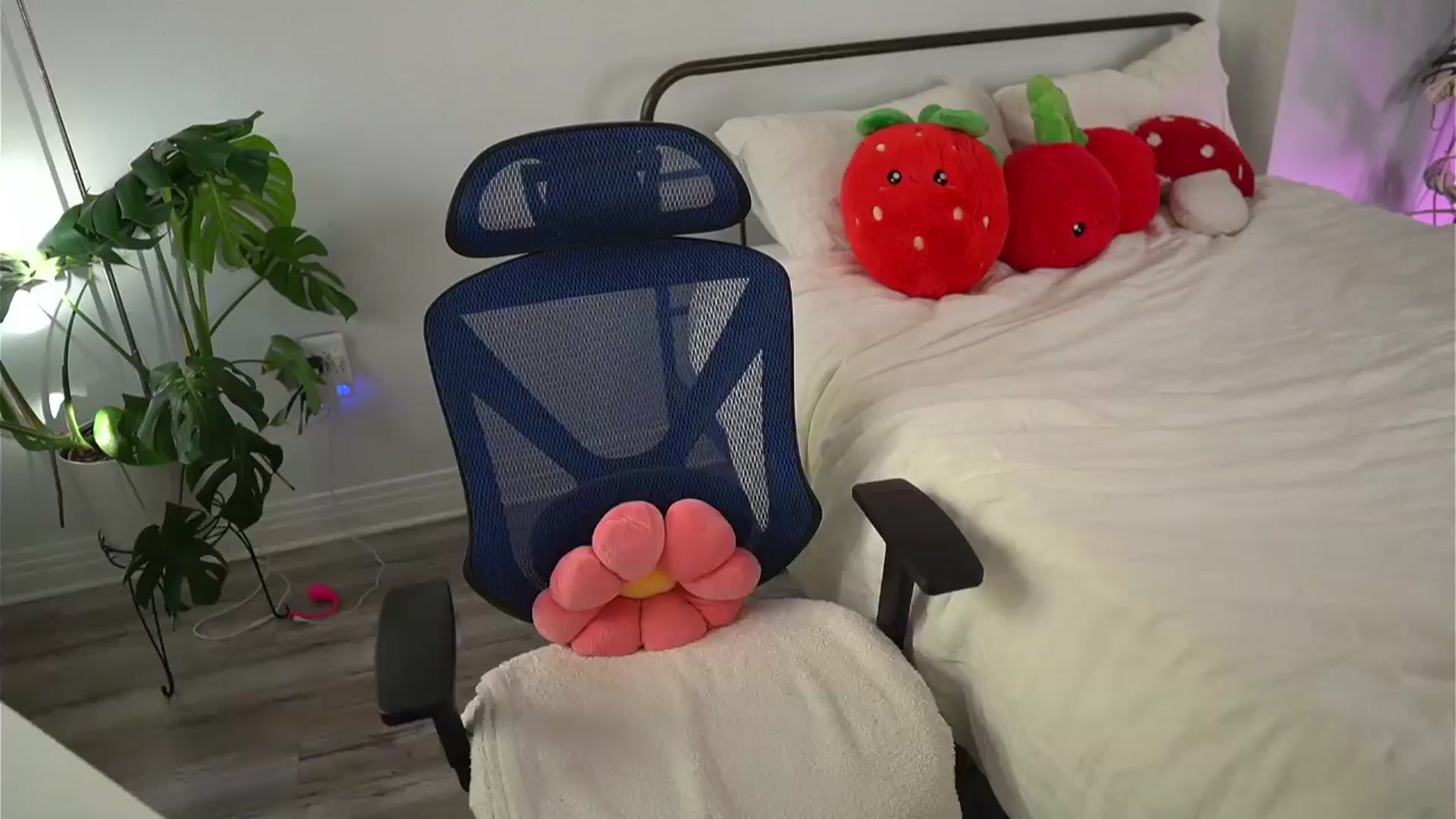 Gallery image thumbnail from e_laine's myfreecams stream on, 10/12/2025, 24:02 image 6 of 20