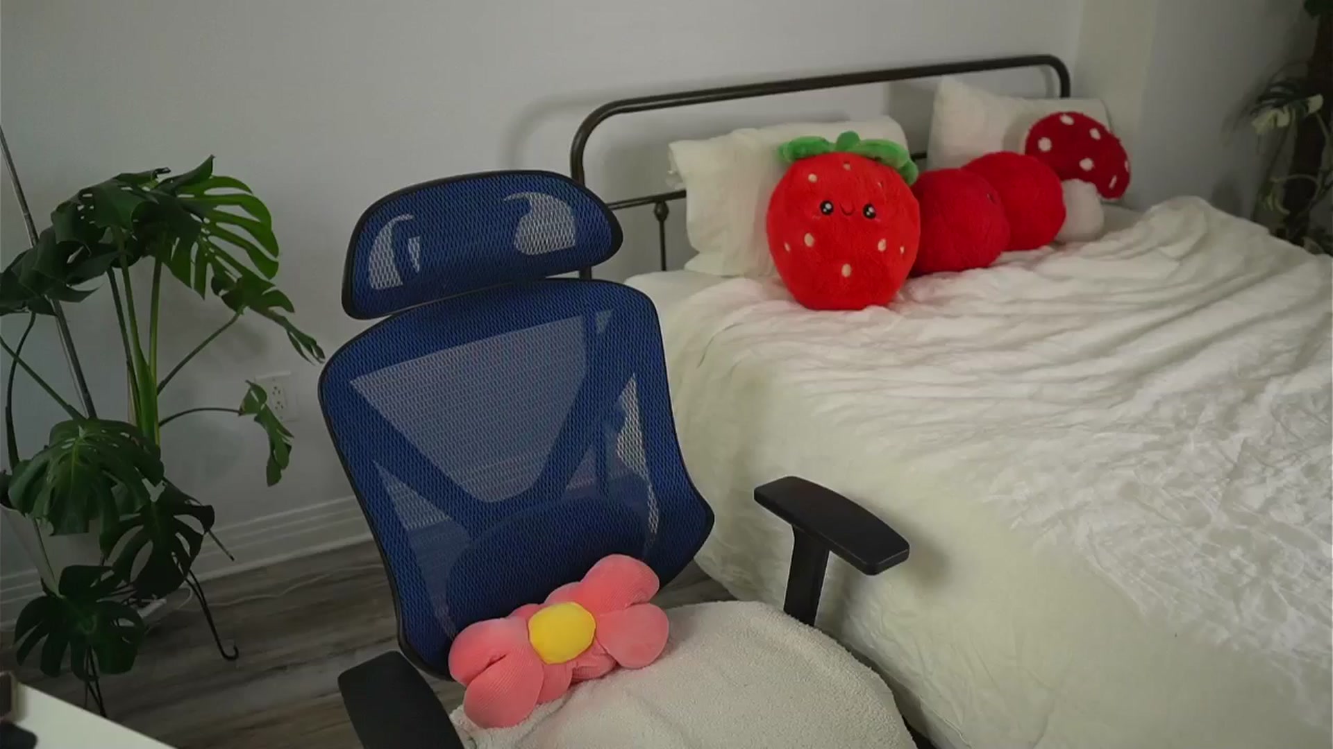Gallery image thumbnail from e_laine's myfreecams stream on, 10/16/2025, 22:32 image 9 of 20