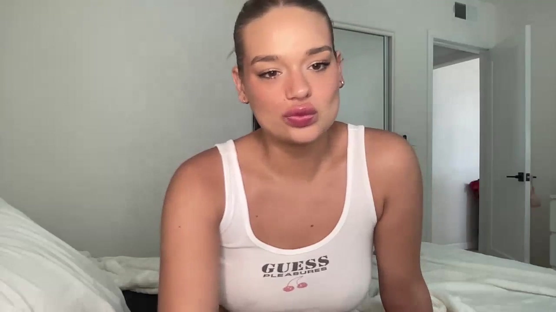 Gallery image thumbnail from ed3nn's myfreecams stream on, 06/09/2023, 23:01 image 10 of 20