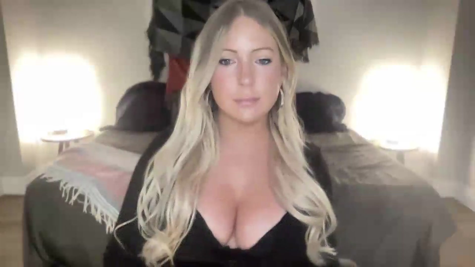 Gallery image thumbnail from eh1_Scarlett's myfreecams stream on, 08/18/2026, 01:35 image 17 of 20
