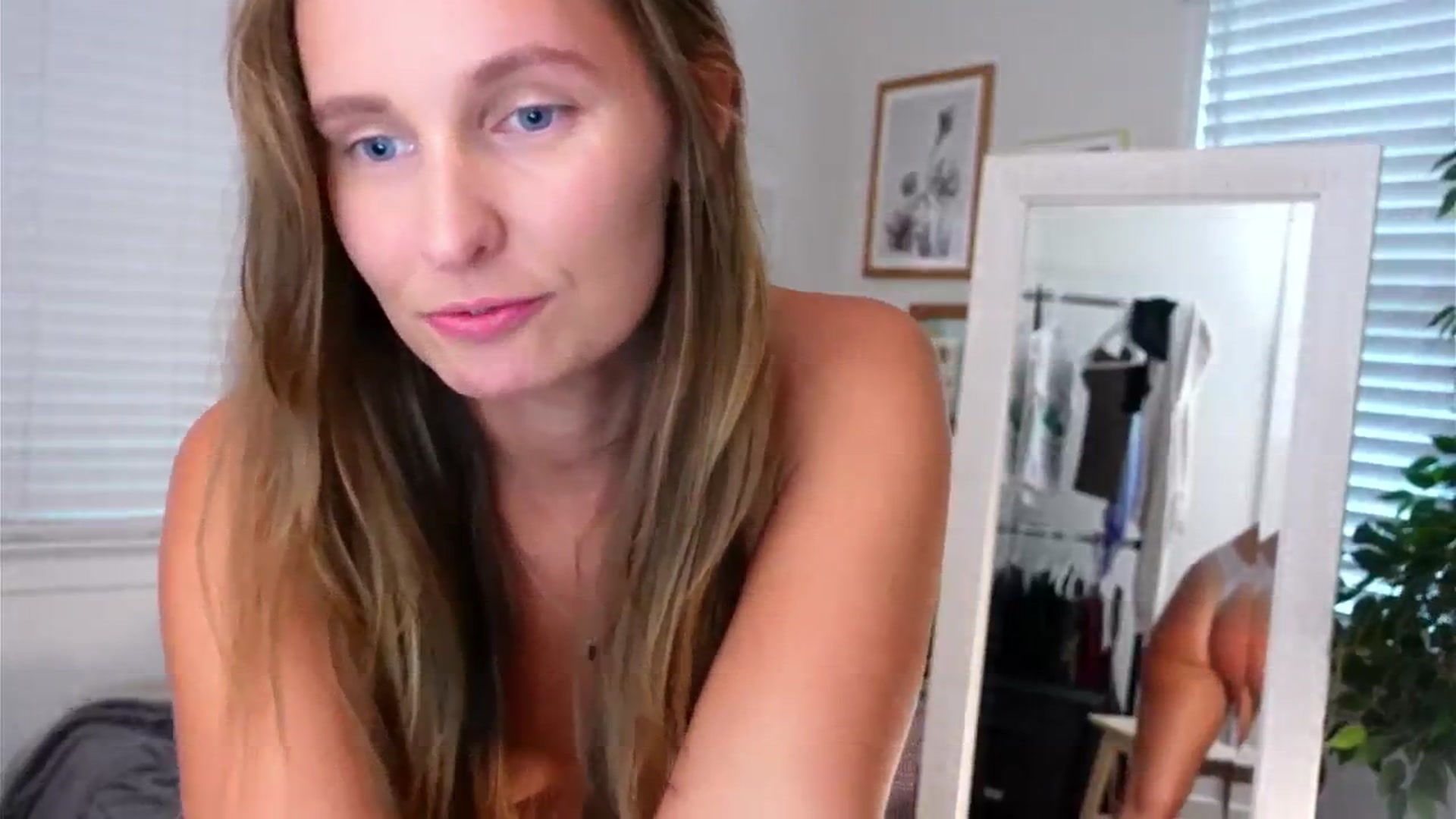 Gallery image thumbnail from el_xo's myfreecams stream on, 08/09/2025, 23:15 image 20 of 20