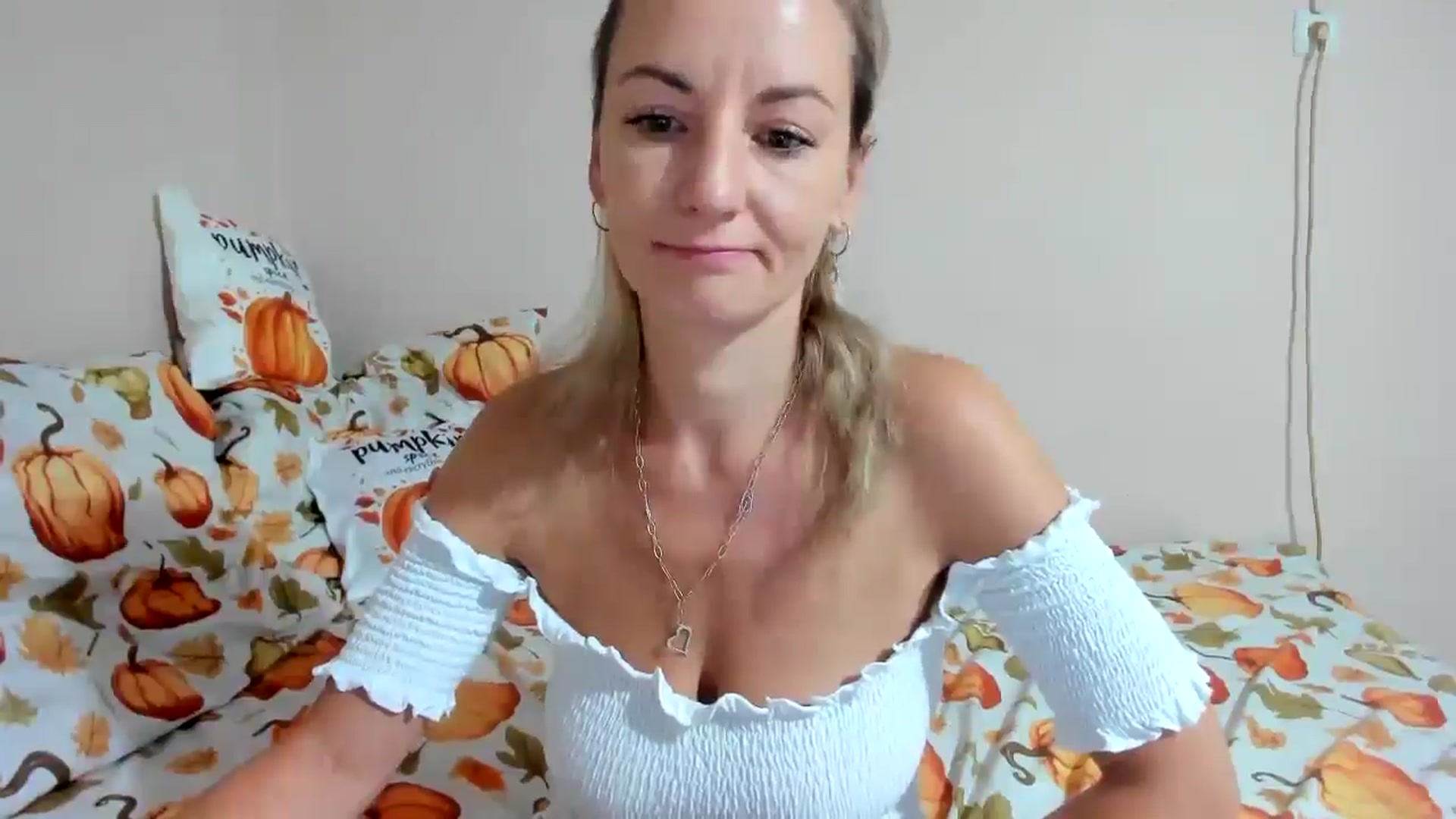 Gallery image thumbnail from elisha4ubbb's myfreecams stream on, 09/06/2025, 04:01 image 15 of 20