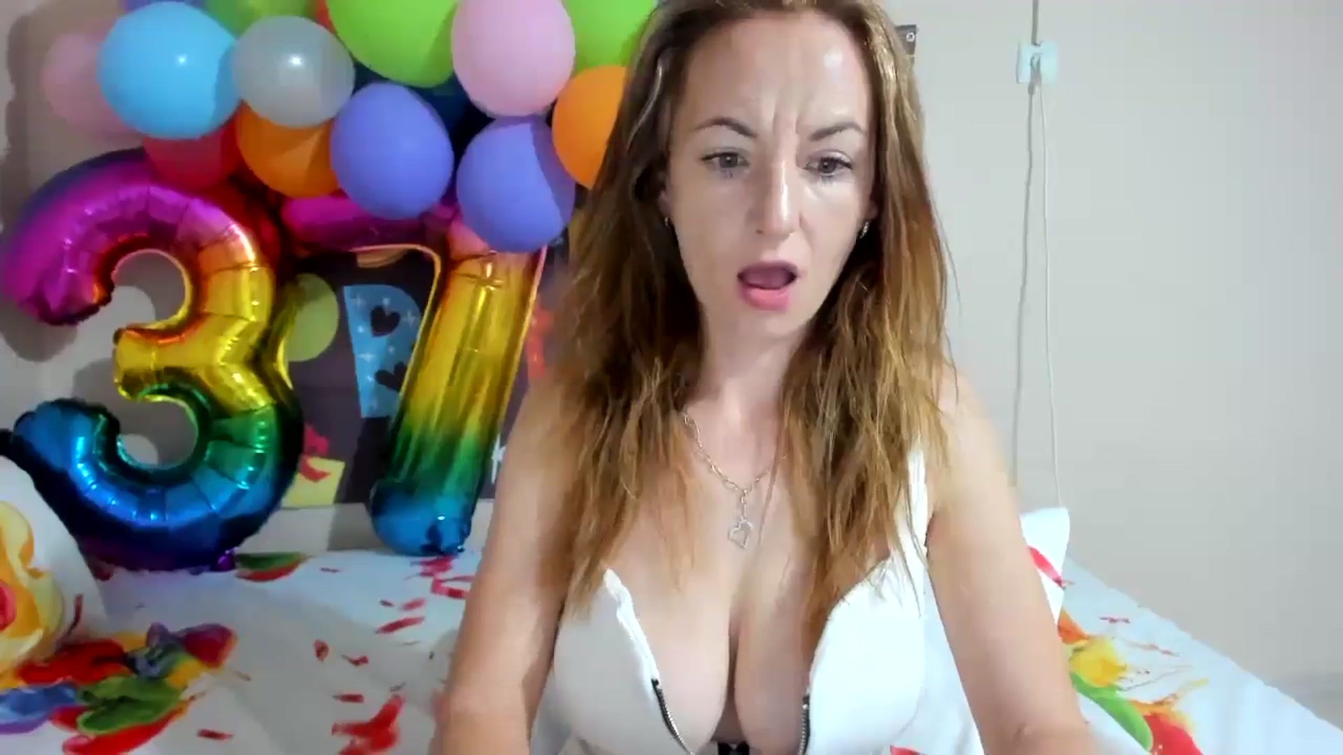 Gallery image thumbnail from elishasbday4u's myfreecams stream on, 05/13/2025, 04:01 image 16 of 20