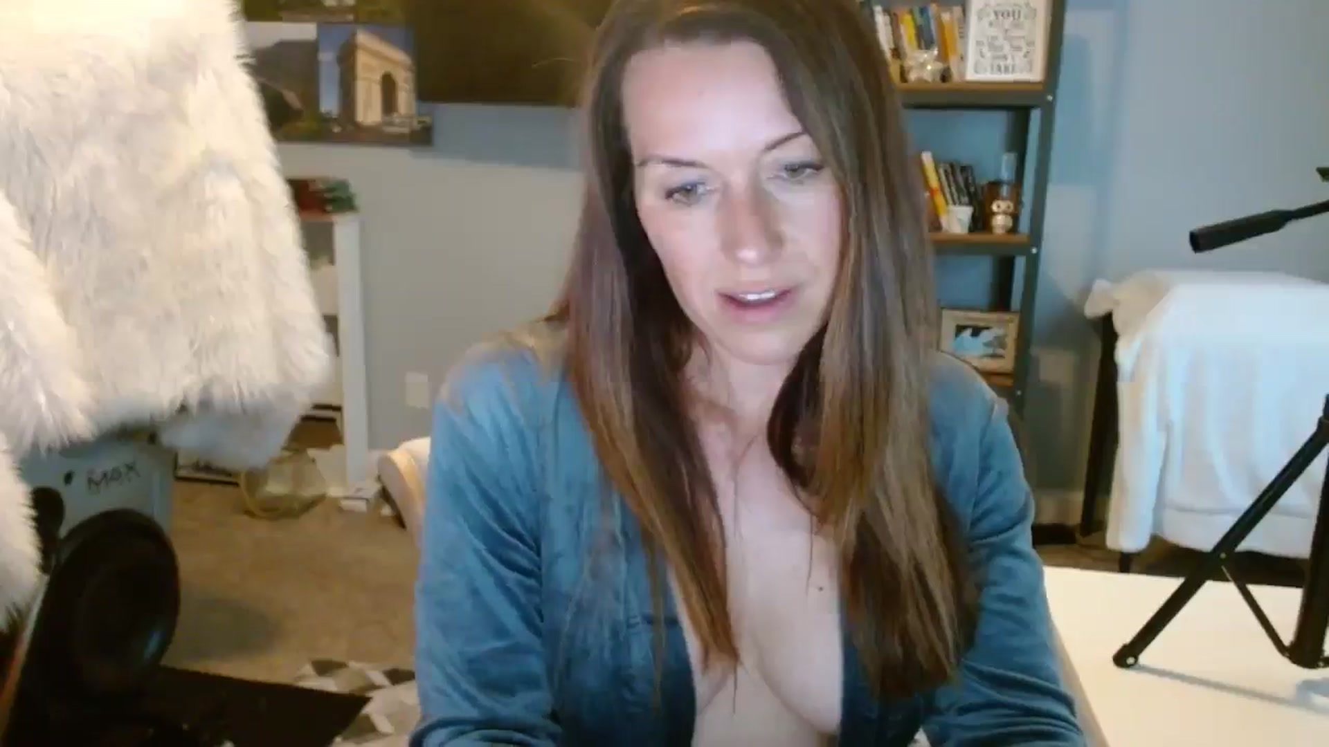Gallery image thumbnail from ellakane699's myfreecams stream on, 03/10/2025, 13:18 image 10 of 20