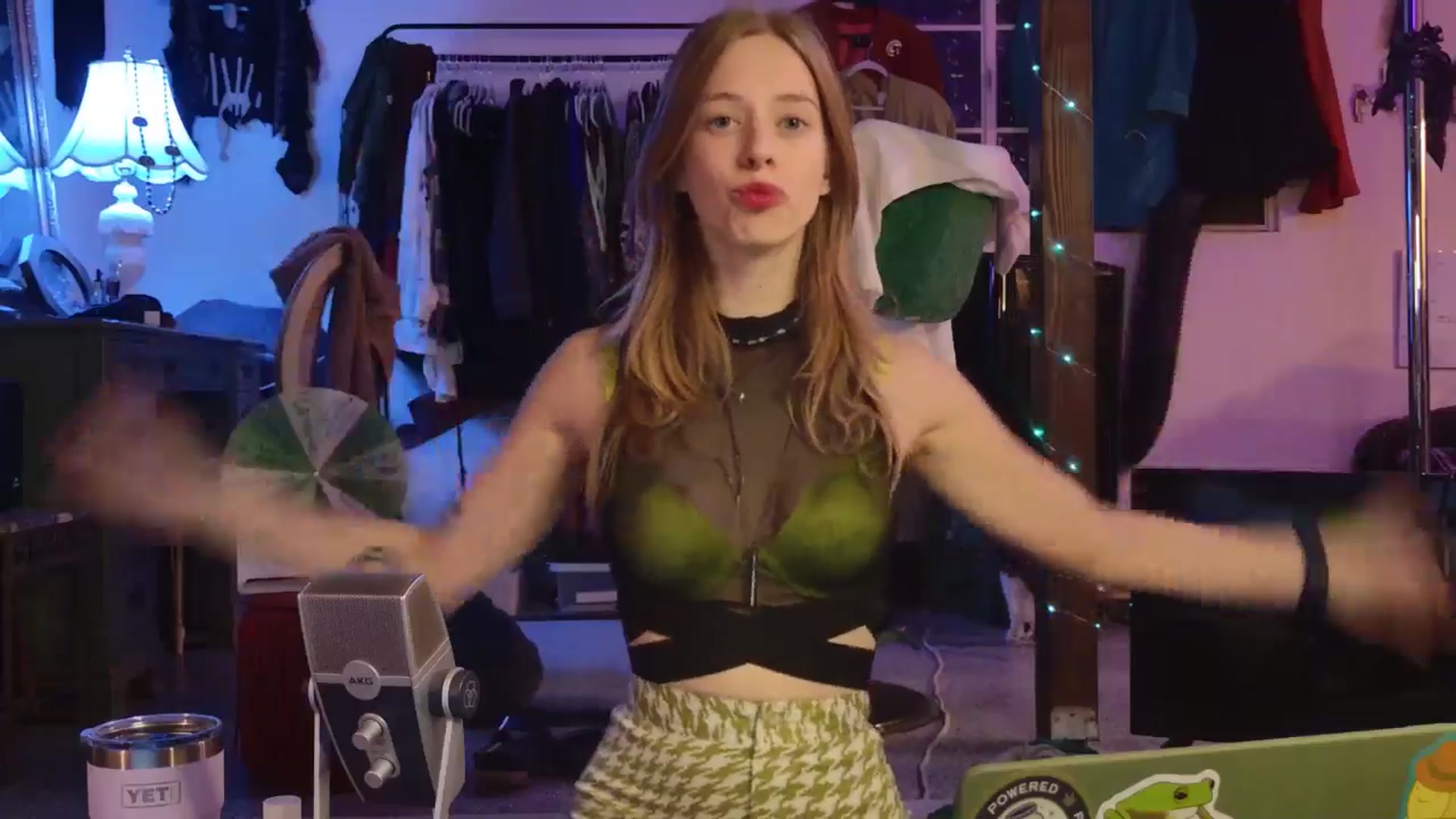 Gallery image thumbnail from ellispierce's myfreecams stream on, 01/27/2026, 08:16 image 16 of 20