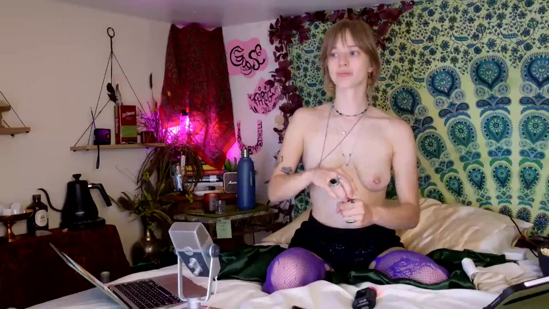 Gallery image thumbnail from ellispierce's myfreecams stream on, 04/10/2026, 09:32 image 14 of 20