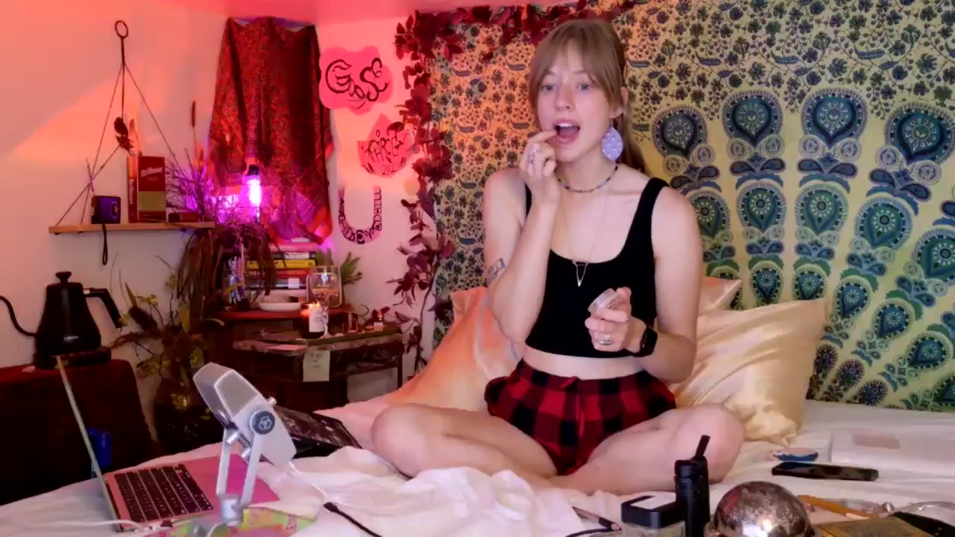 Gallery image thumbnail from ellispierce's myfreecams stream on, 05/10/2026, 08:08 image 17 of 20
