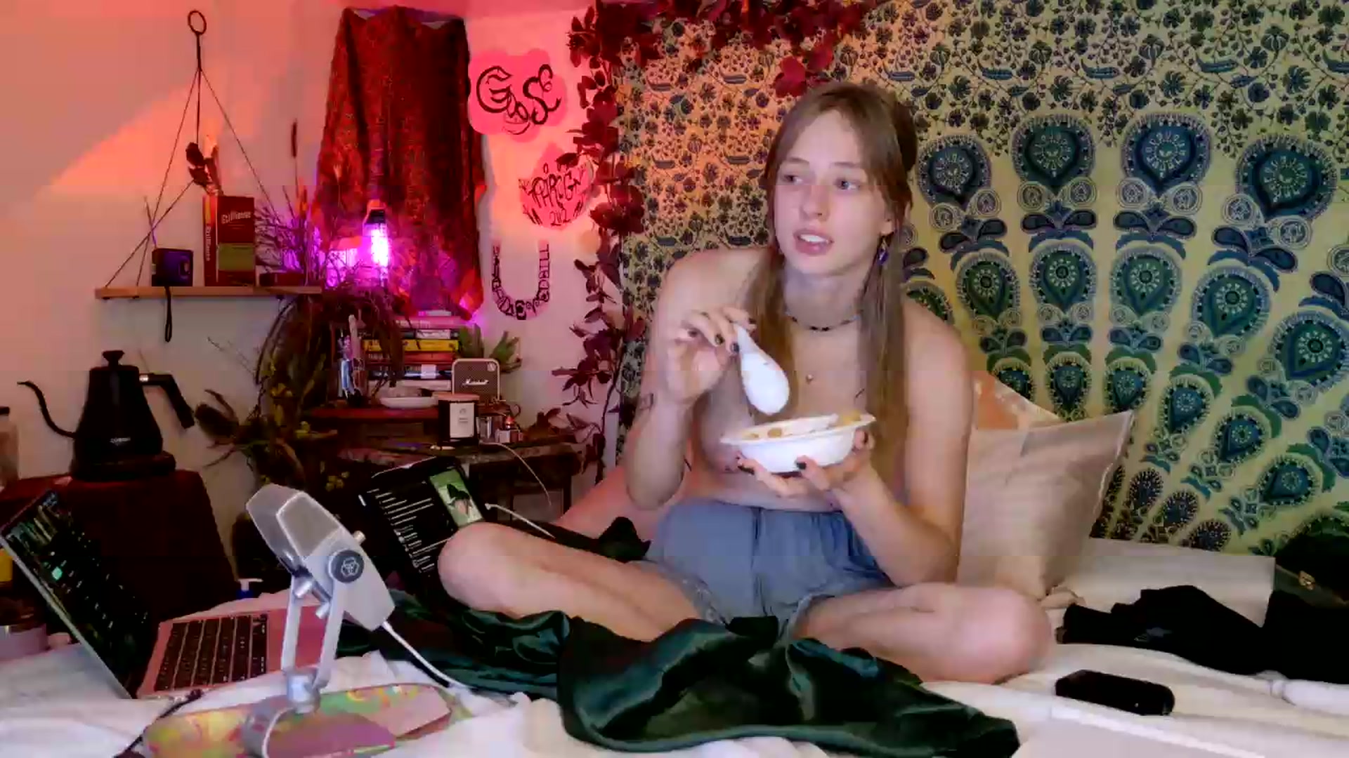 Gallery image thumbnail from ellispierce's myfreecams stream on, 05/13/2026, 08:25 image 15 of 20