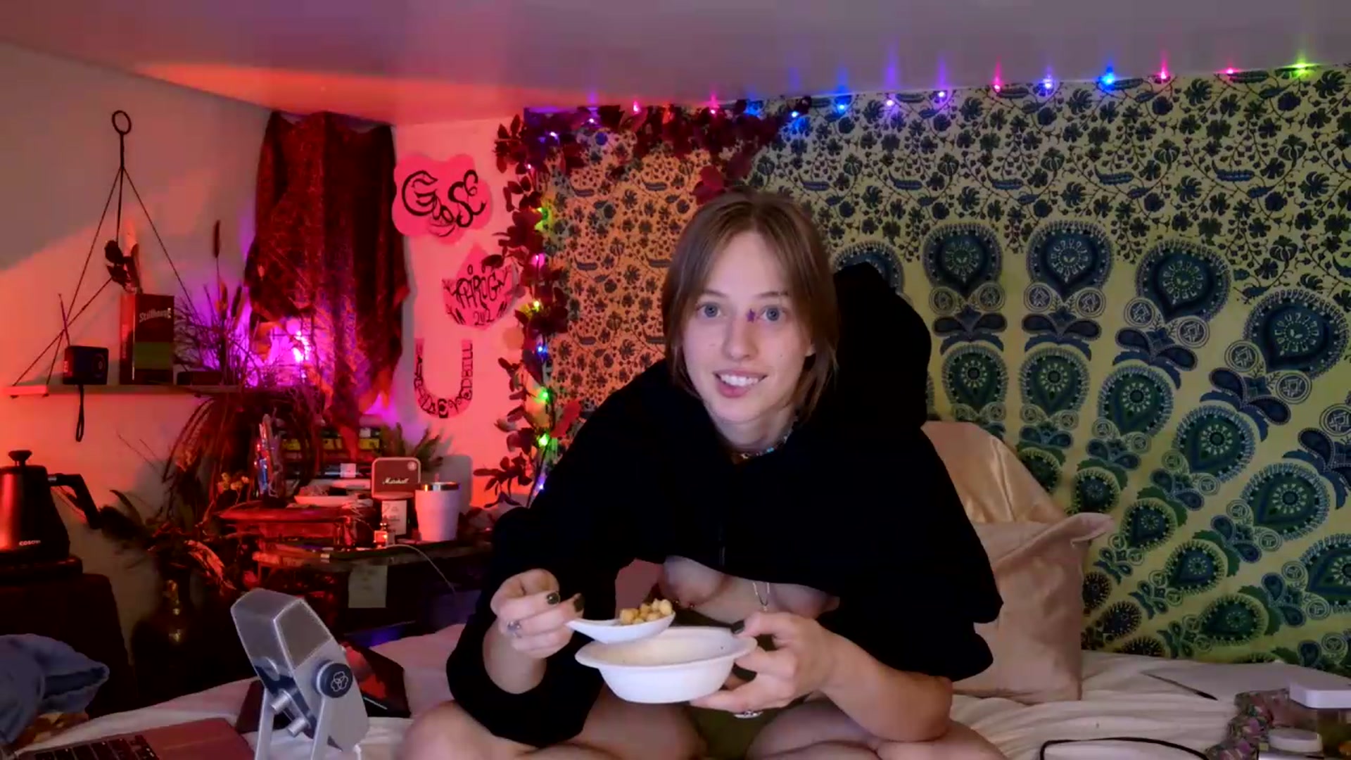 Gallery image thumbnail from ellispierce's myfreecams stream on, 05/19/2026, 10:03 image 19 of 20