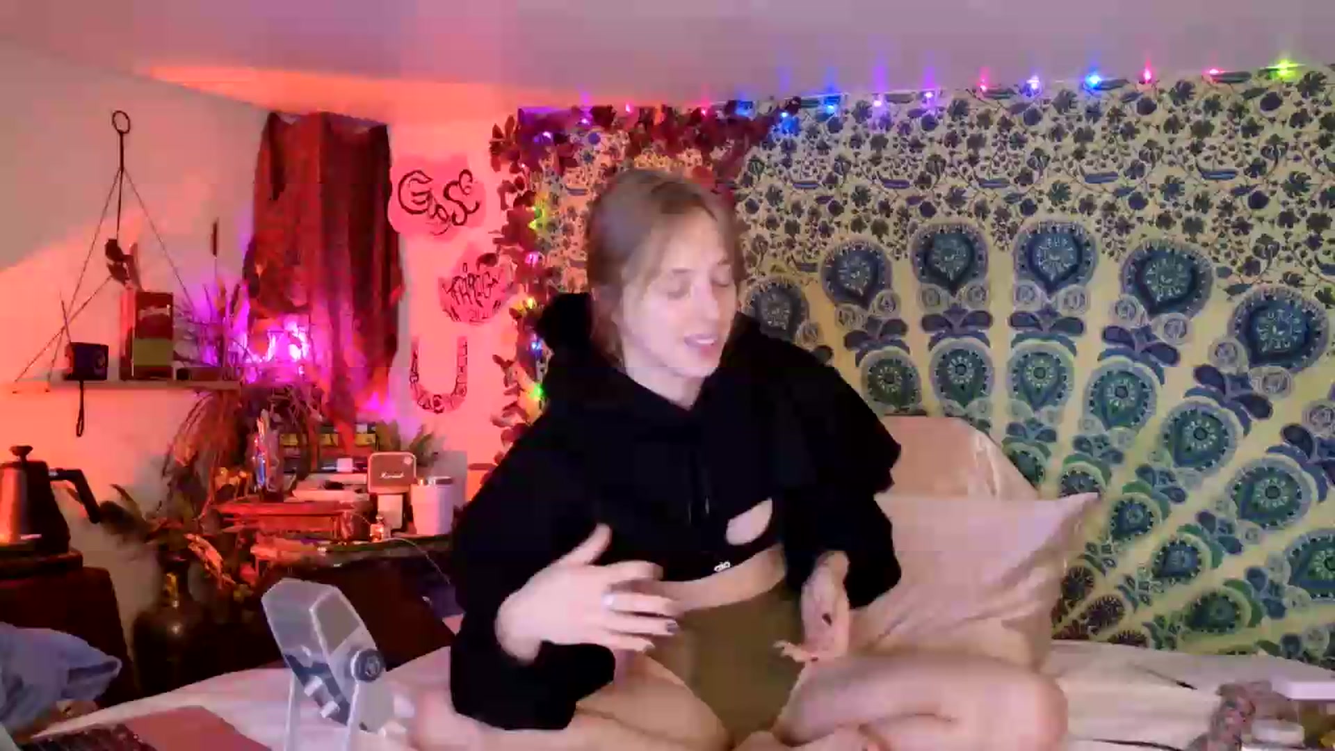Gallery image thumbnail from ellispierce's myfreecams stream on, 05/19/2026, 10:03 image 5 of 20