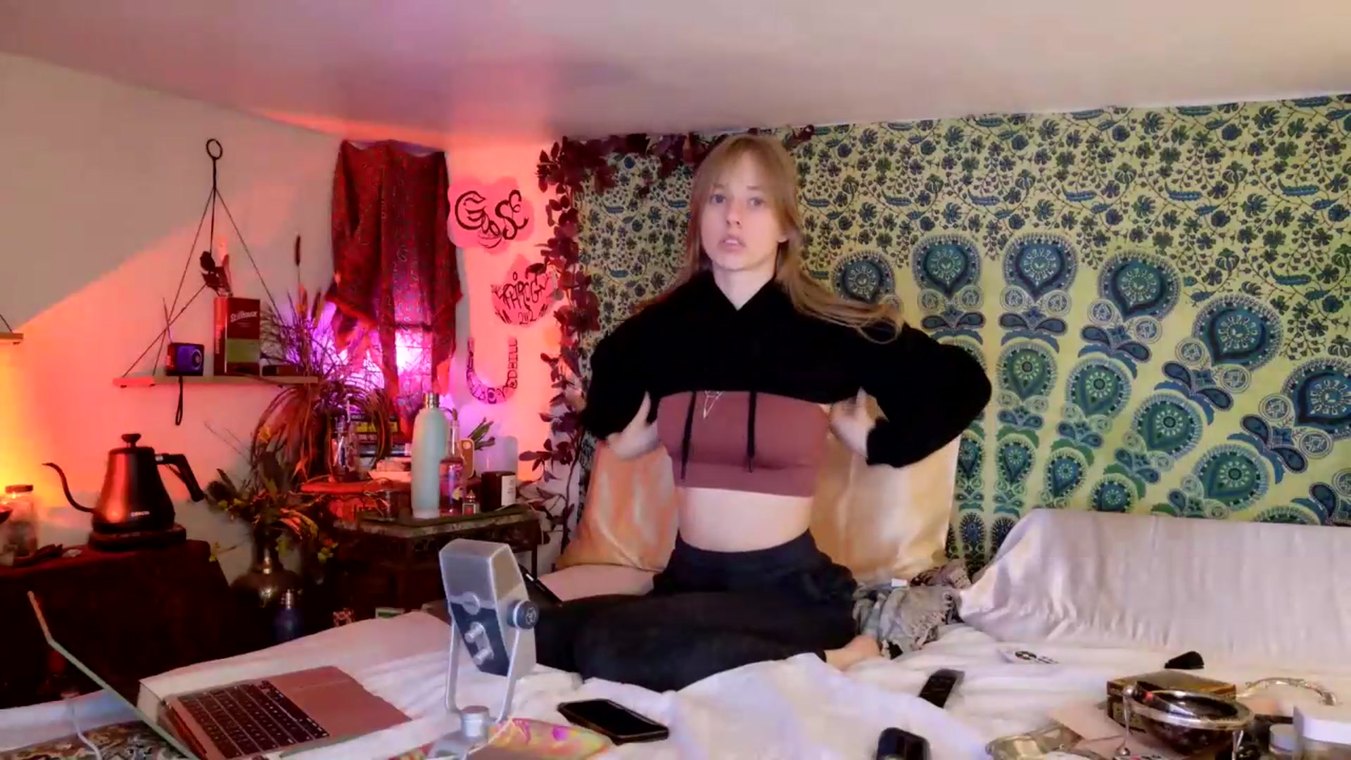 Gallery image thumbnail from ellispierce's myfreecams stream on, 05/28/2026, 08:05 image 2 of 20