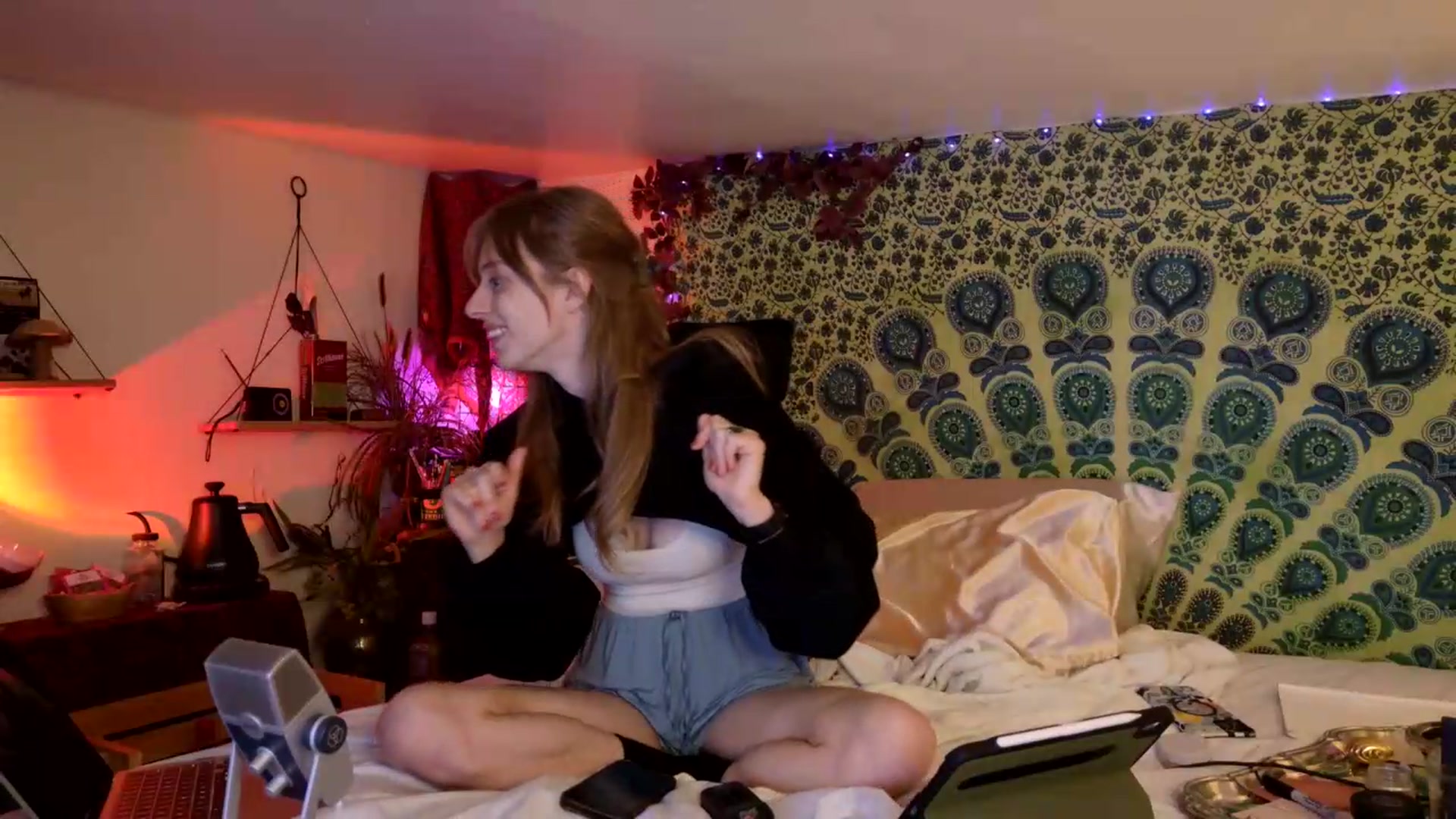 Gallery image thumbnail from ellispierce's myfreecams stream on, 06/19/2026, 07:22 image 2 of 20