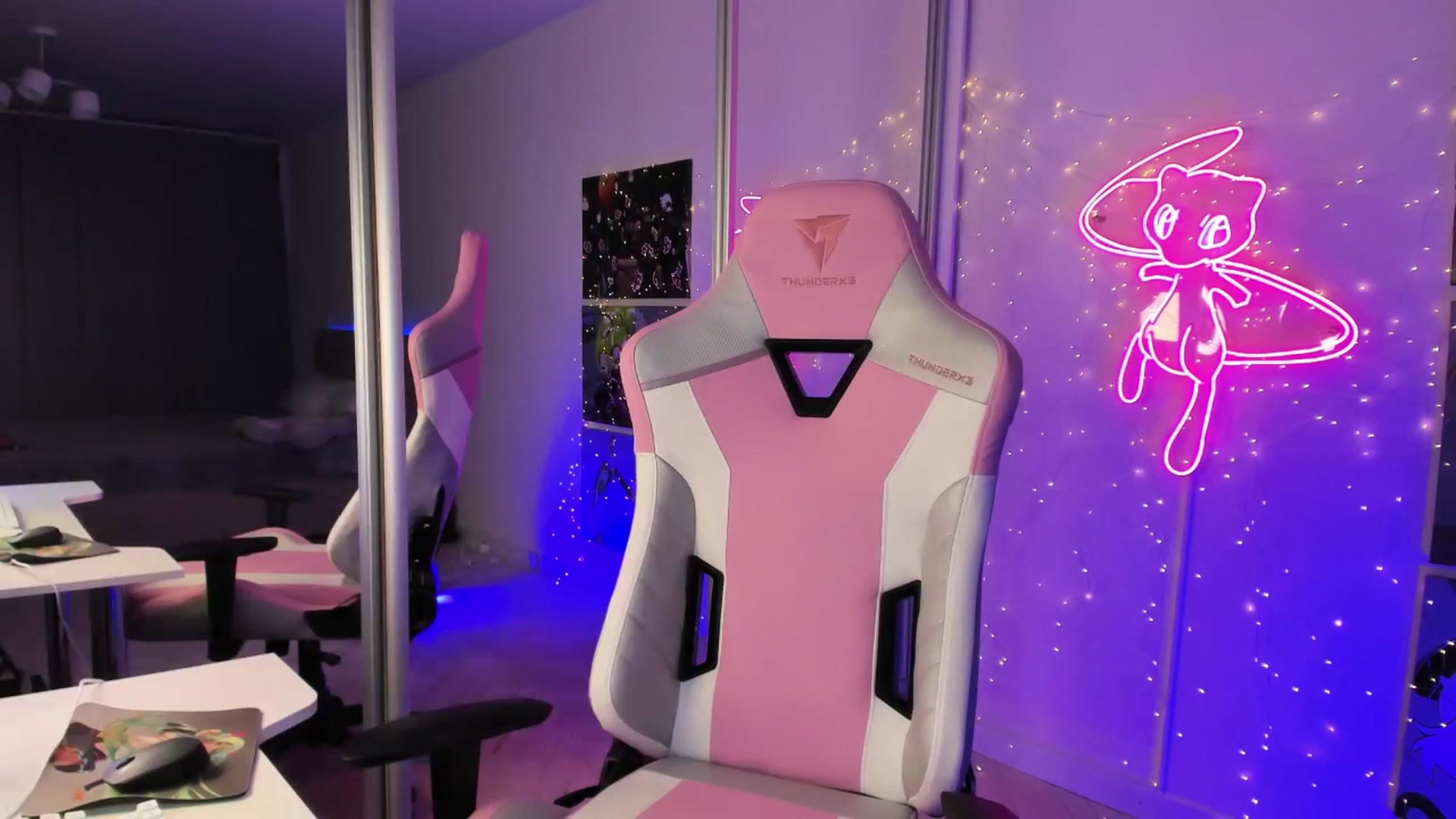 Gallery image thumbnail from em_hill's myfreecams stream on, 06/25/2023, 24:53 image 10 of 20