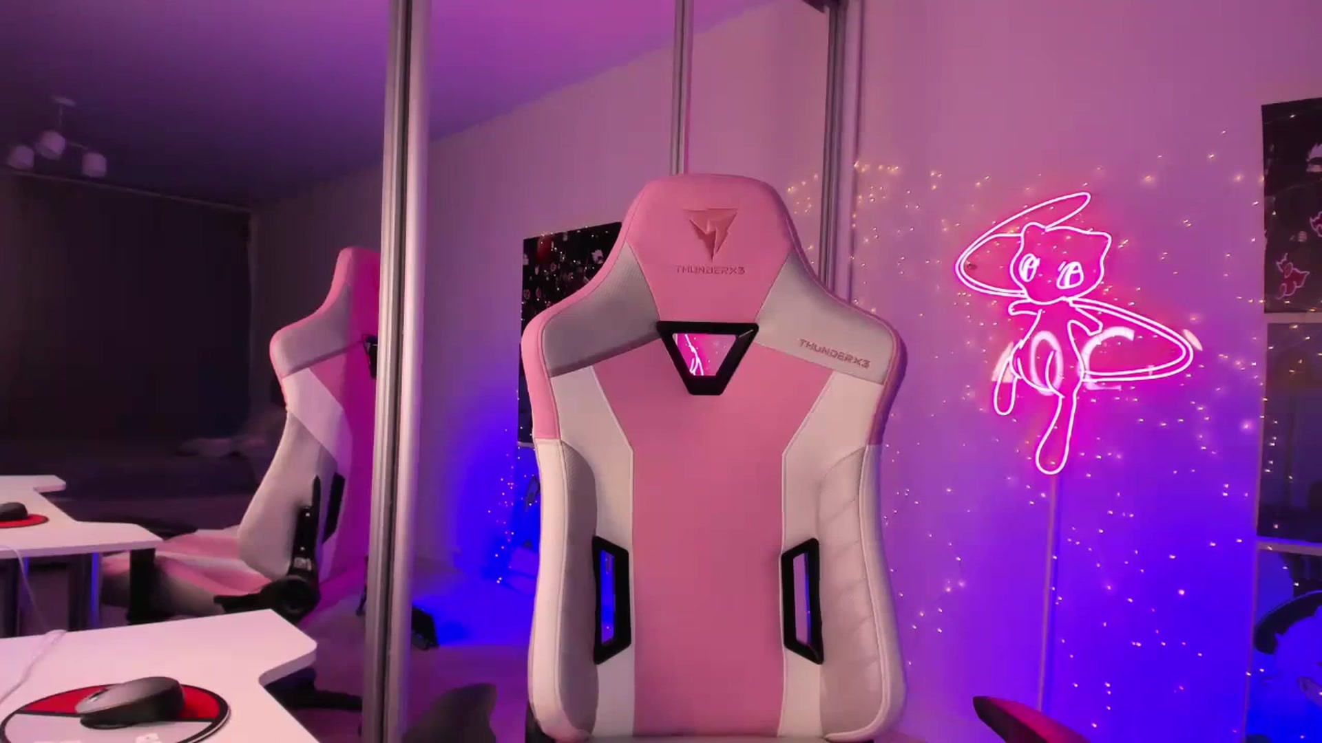 Gallery image thumbnail from em_hill's myfreecams stream on, 12/25/2023, 21:51 image 11 of 20