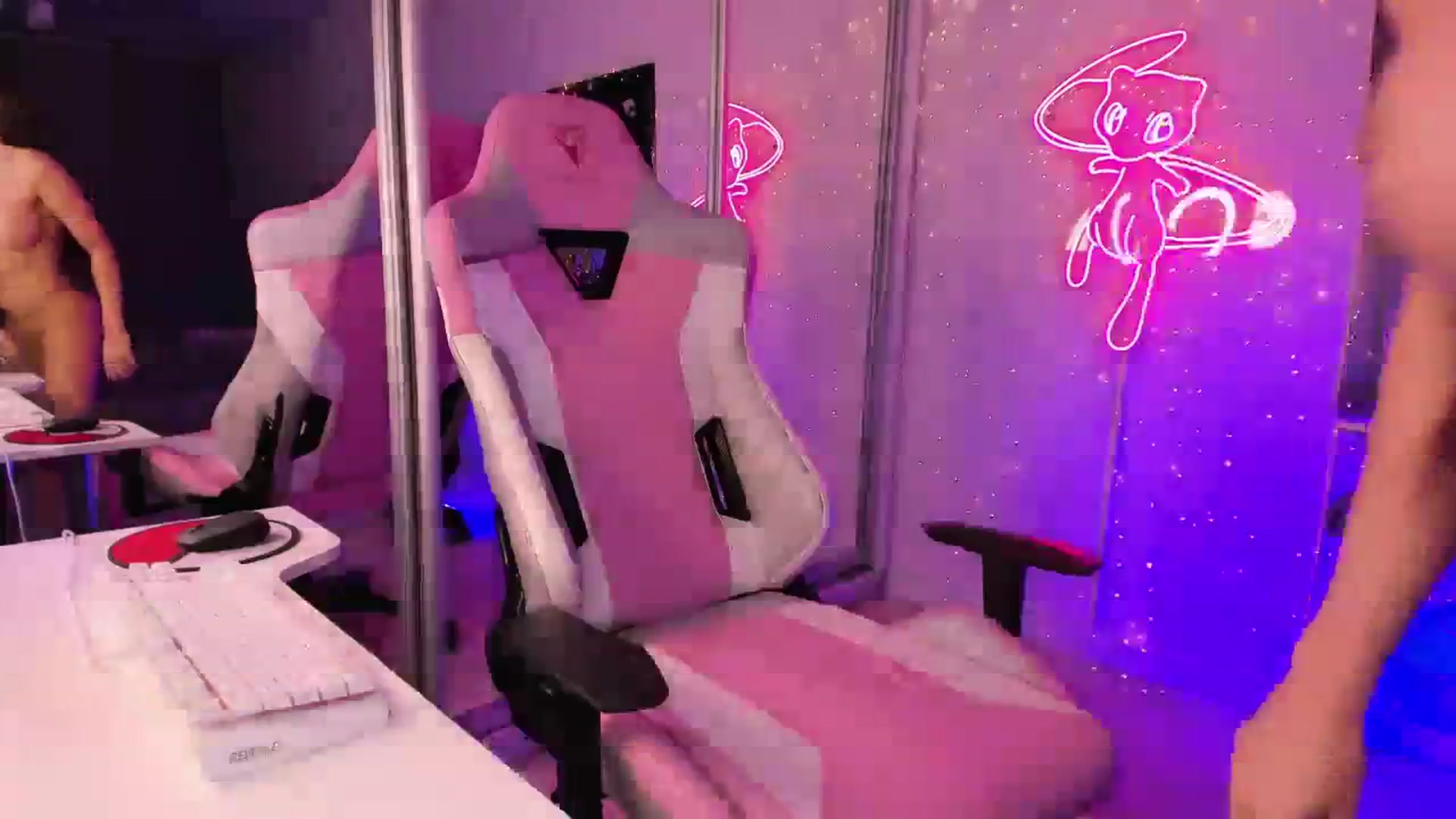 Gallery image thumbnail from em_hill's myfreecams stream on, 01/01/2024, 23:36 image 10 of 20
