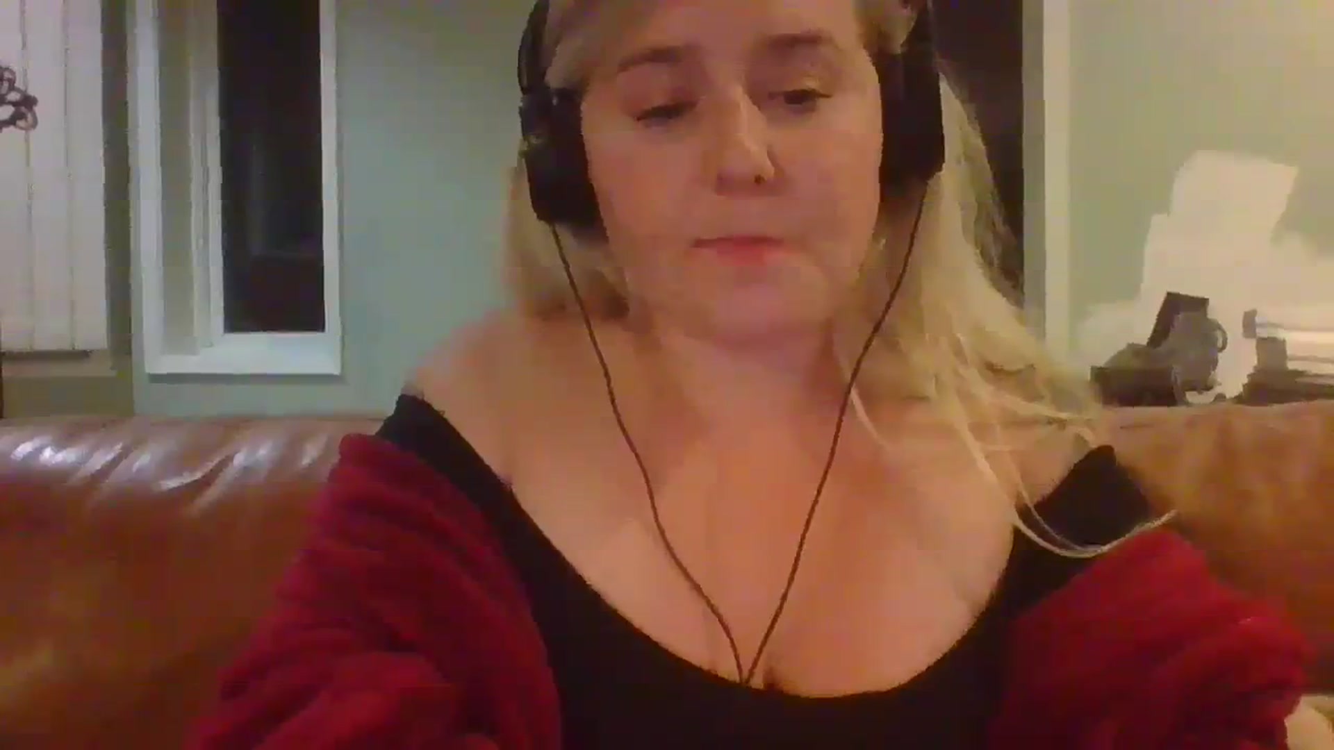 Gallery image thumbnail from embermae's myfreecams stream on, 10/30/2023, 03:23 image 7 of 20