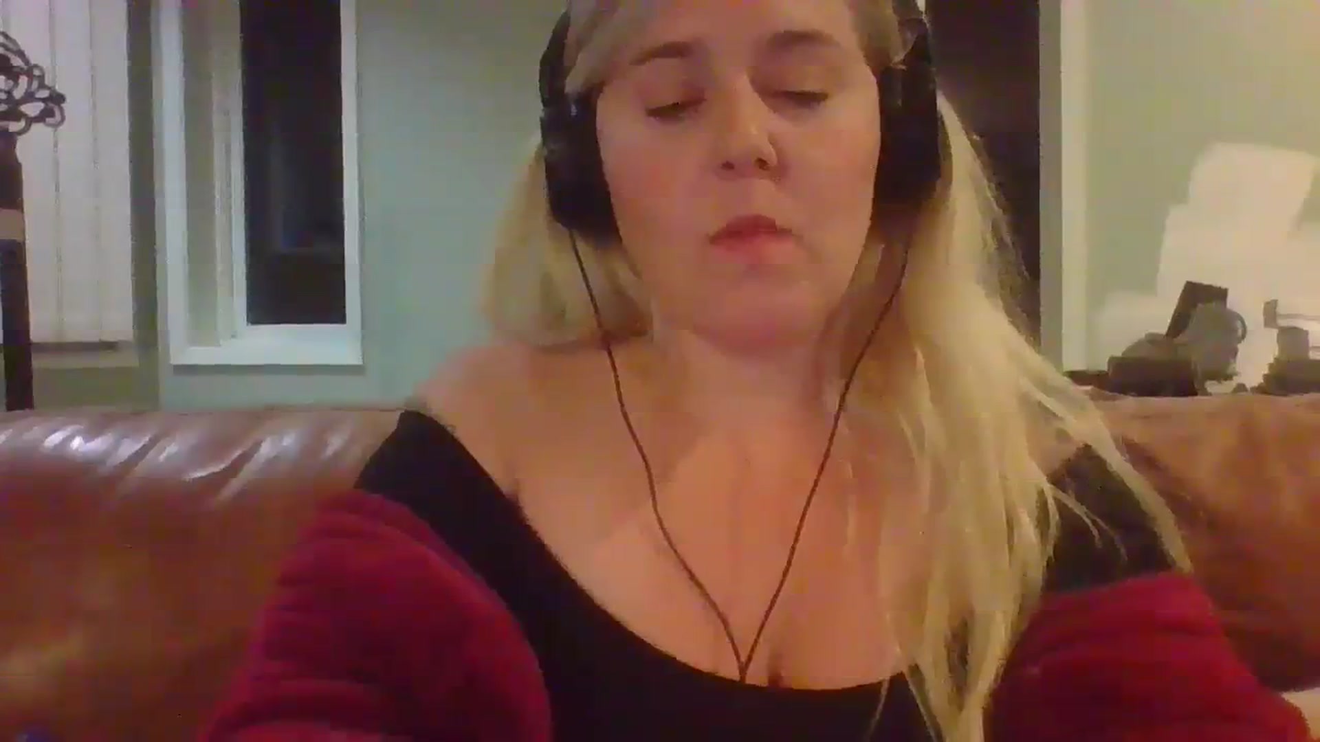 Gallery image thumbnail from embermae's myfreecams stream on, 10/30/2023, 03:23 image 14 of 20