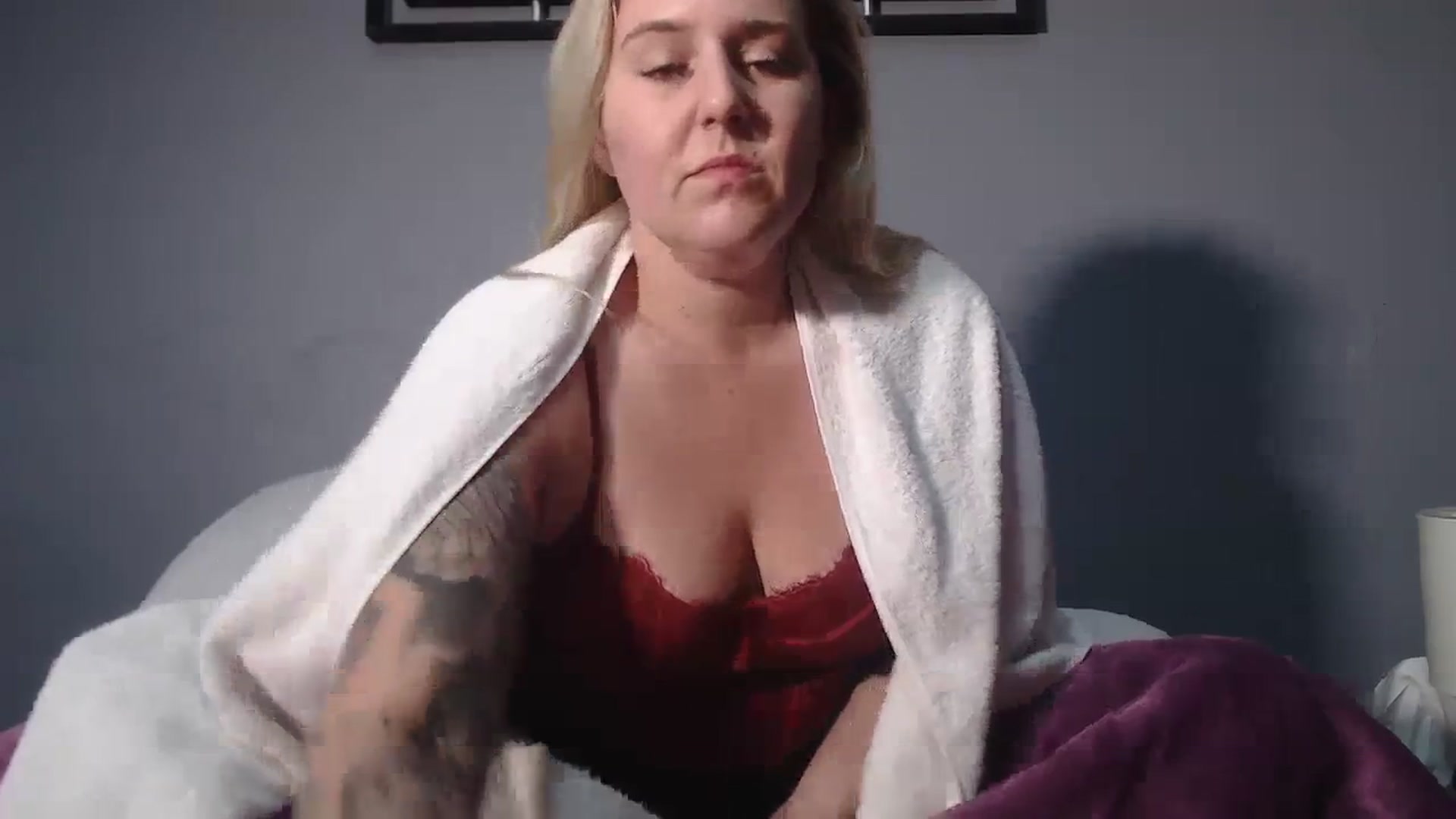 Gallery image thumbnail from embermae's myfreecams stream on, 12/26/2023, 13:30 image 3 of 20