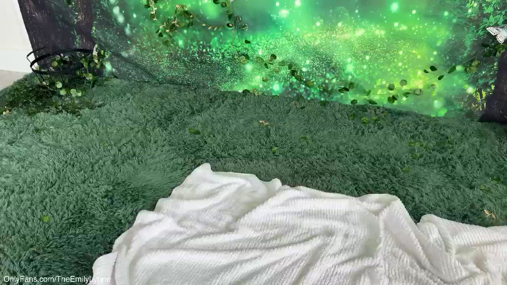 Gallery image thumbnail from emilylynne's myfreecams stream on, 06/19/2024, 23:13 image 12 of 20