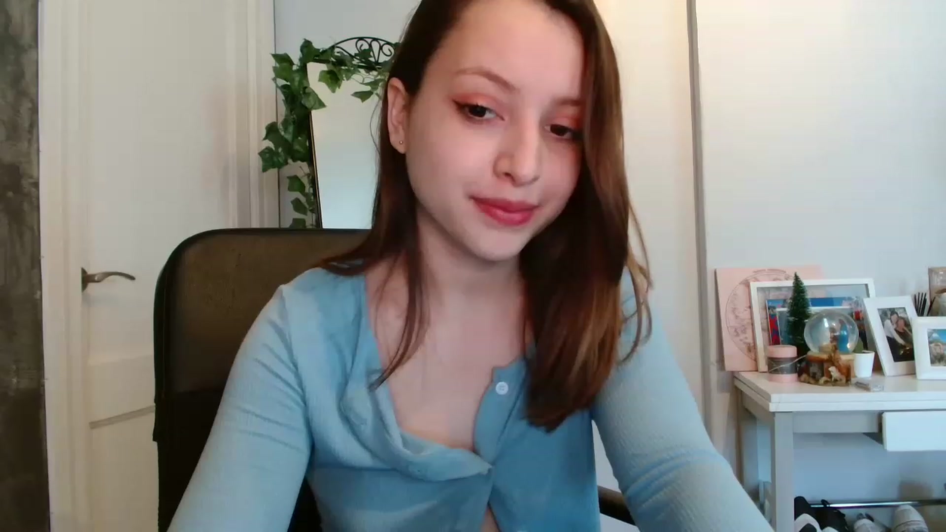 Gallery image thumbnail from emma0911's myfreecams stream on, 01/02/2023, 10:09 image 20 of 20